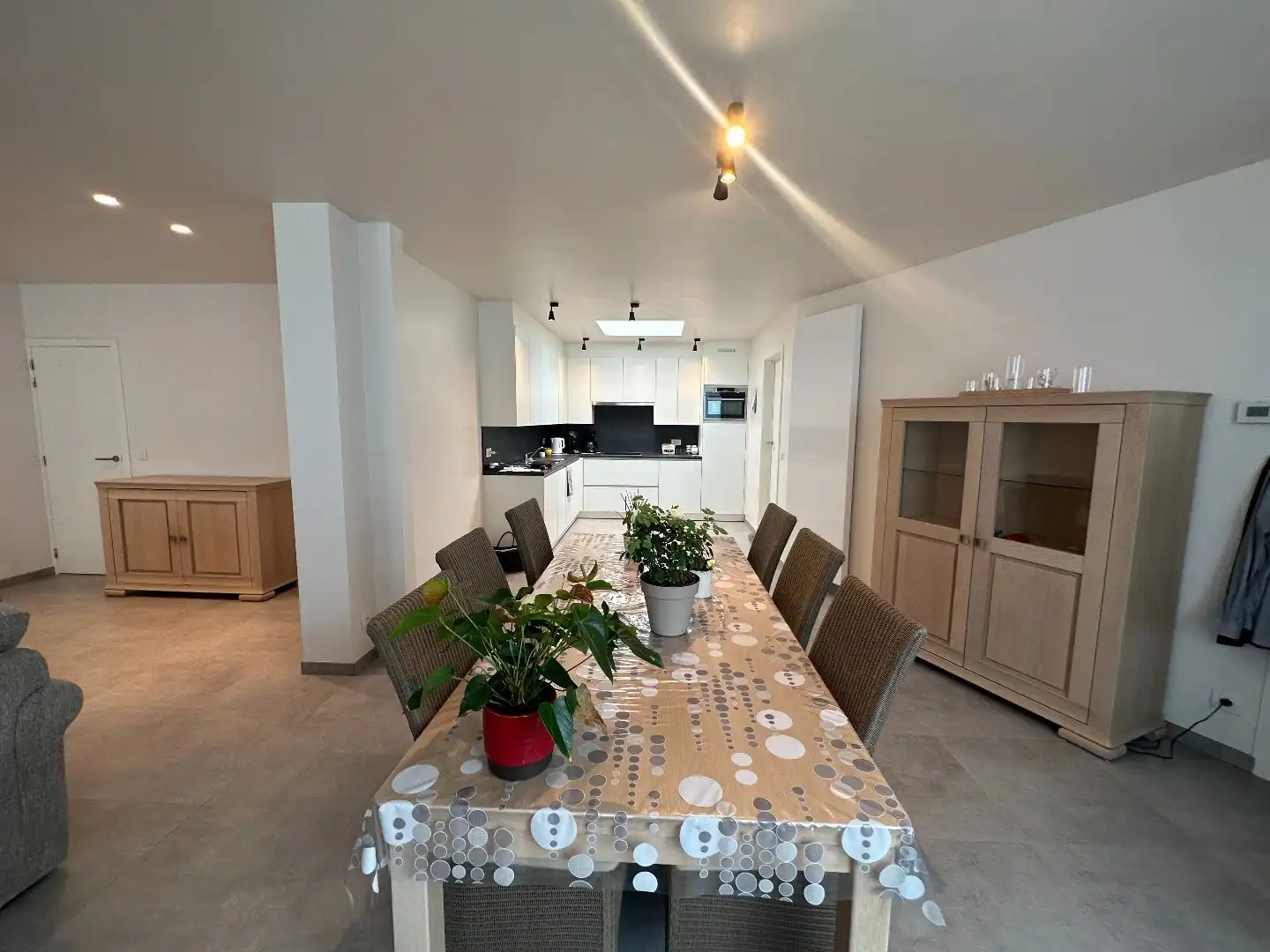 Verrassend ruime woning met 3 ruime slaapkamers en garage foto 3