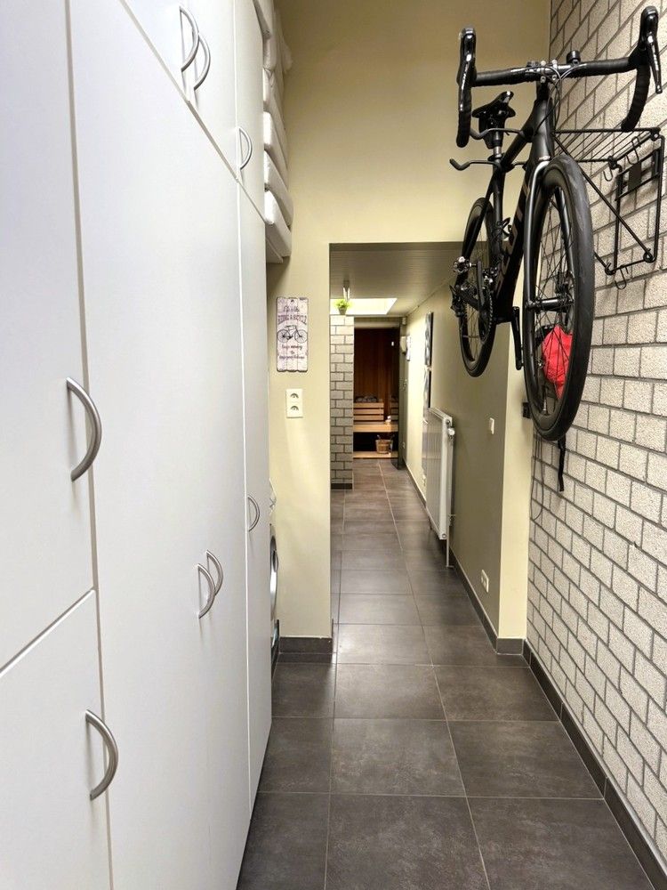A must see - verrassend ruime woning met achteringang met privéparkeerplaatsen foto 14