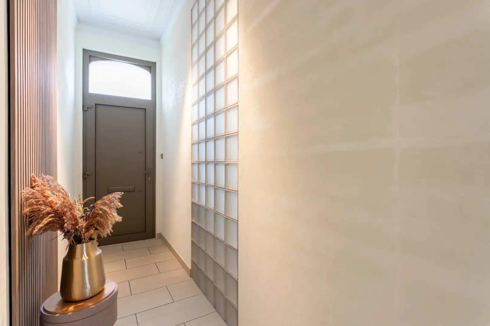 Deels gerenoveerde woning met tuin en garage op gunstige ligging te Halle foto 2