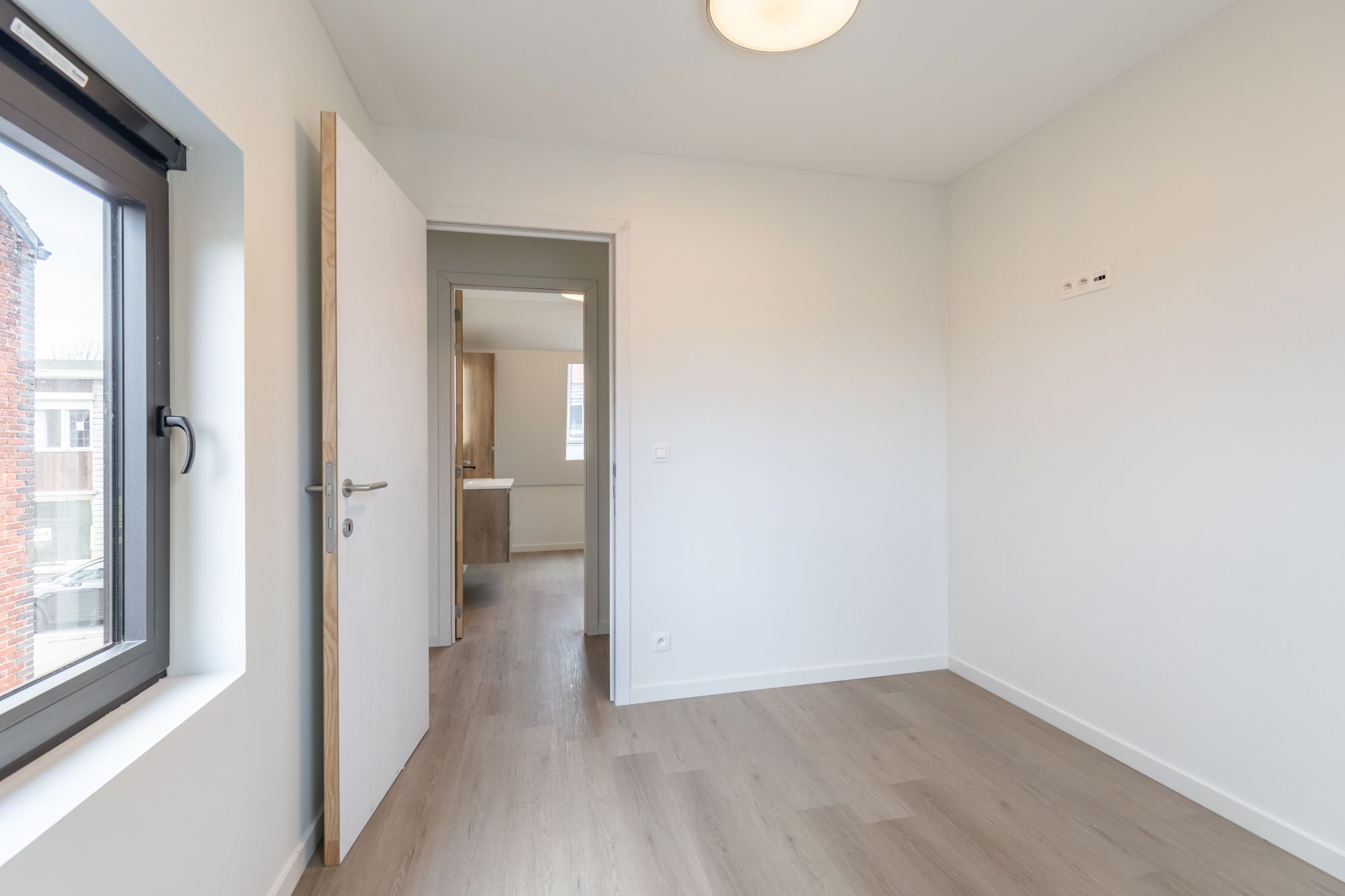 IDEALIS VASTGOED – Charmante en volledig gerenoveerde woning met een gezellige leefruimte, uitgeruste keuken, knappe slaapkamer én ruime badkamer! foto 14