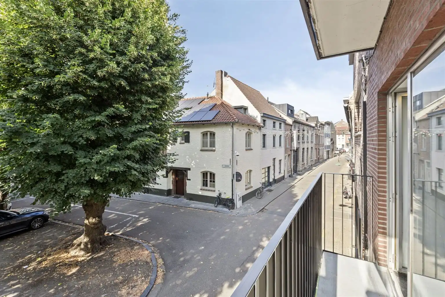 Instapklaar, gerenoveerd appartement met 3 slaapkamers, 2 terrassen en ruime garagebox gelegen op een toplocatie in het centrum van Maaseik, nabij de markt & met zicht op het Kerkplein. foto 4