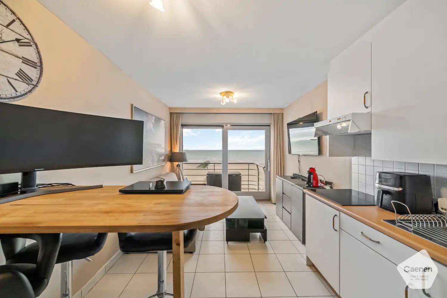 Moderne instapklare studio met prachtig frontaal zicht op zee foto {{pictureIndex}}