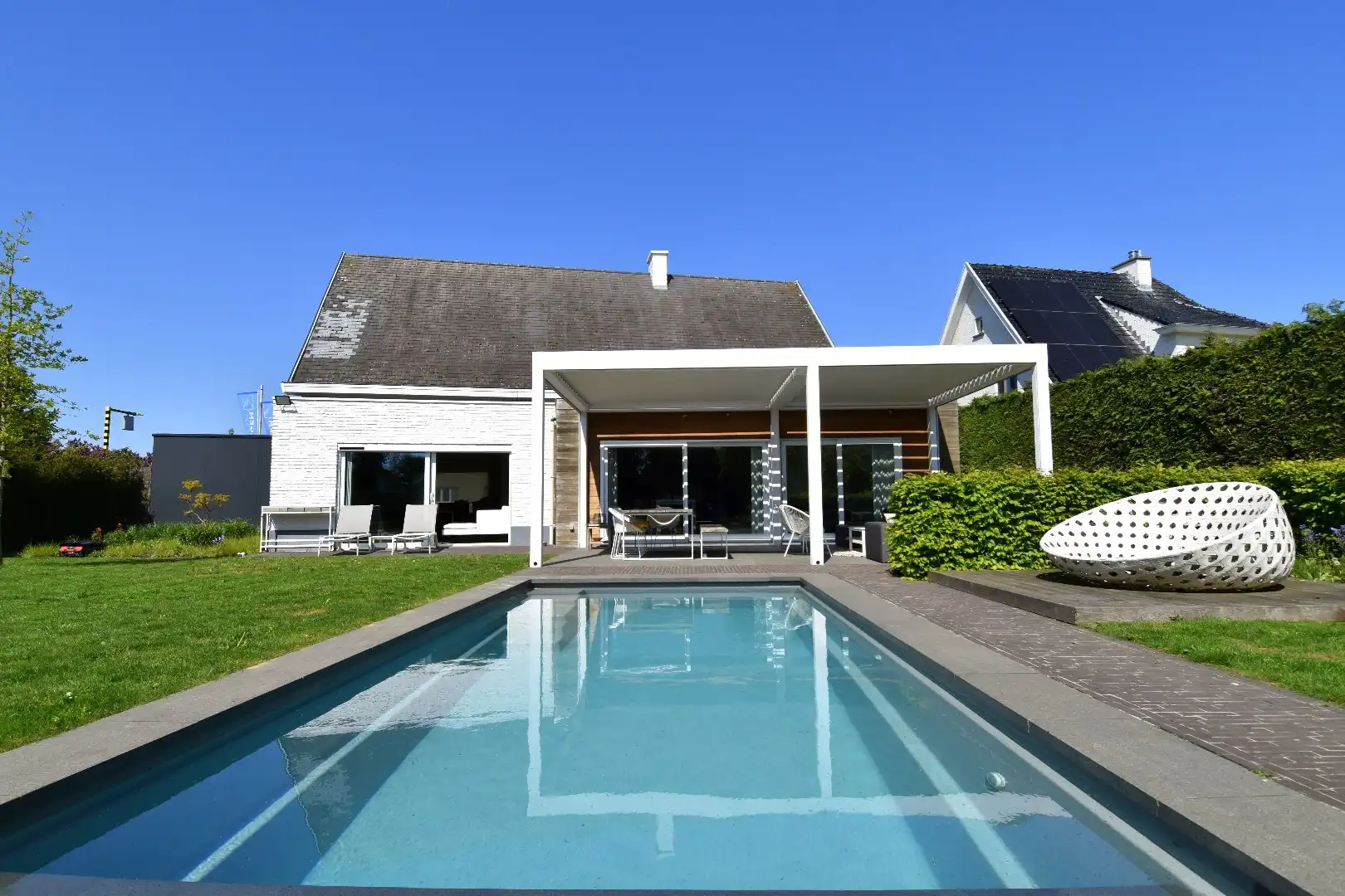 Villa met 4 slaapkamers, zwembad en mooie volumes te koop in Moorsele foto 4