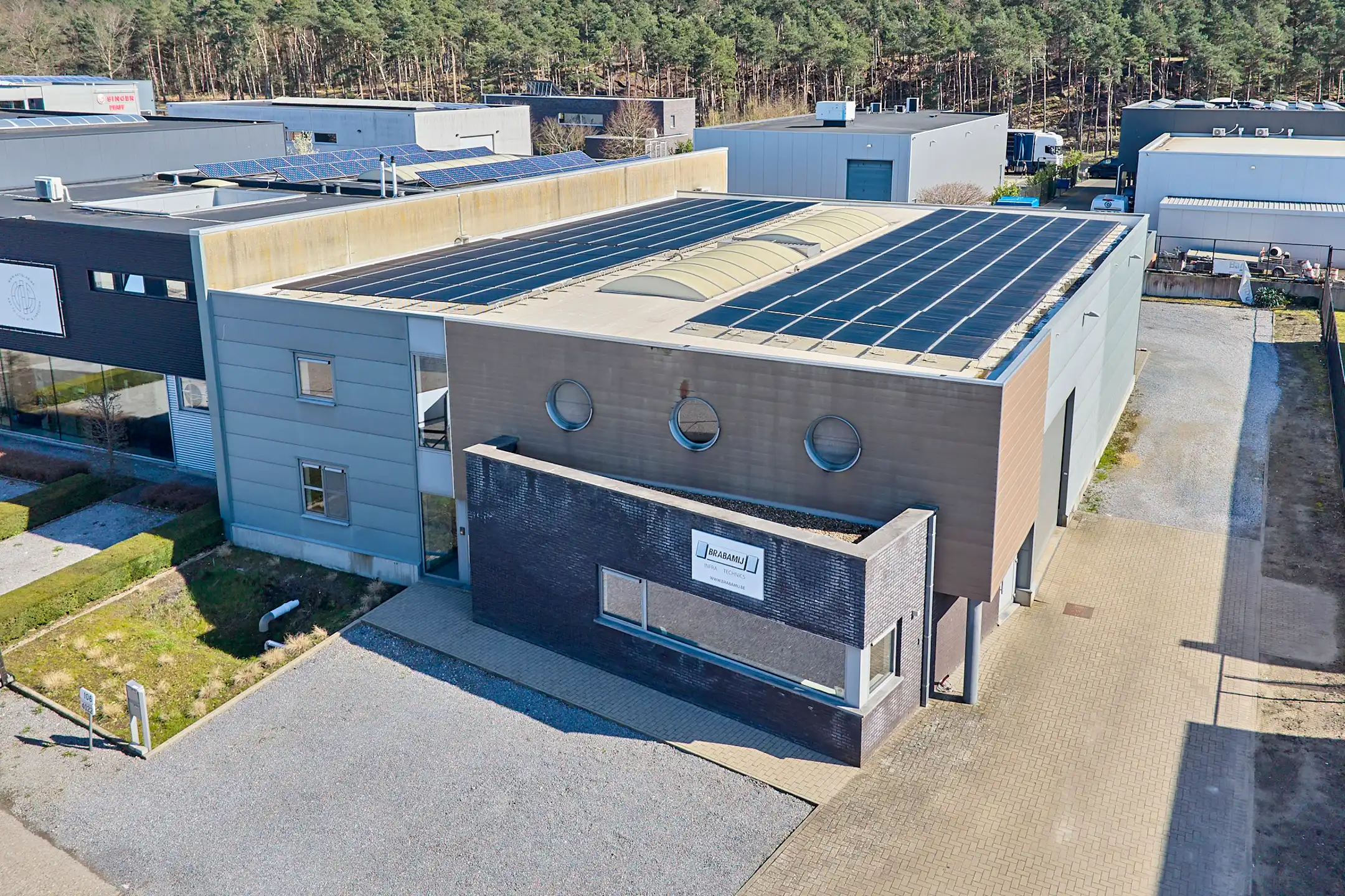 MULTIFUNCTIONEEL BEDRIJFSGEBOUW MET APPARTEMENT EN BUITENTERREIN foto 11