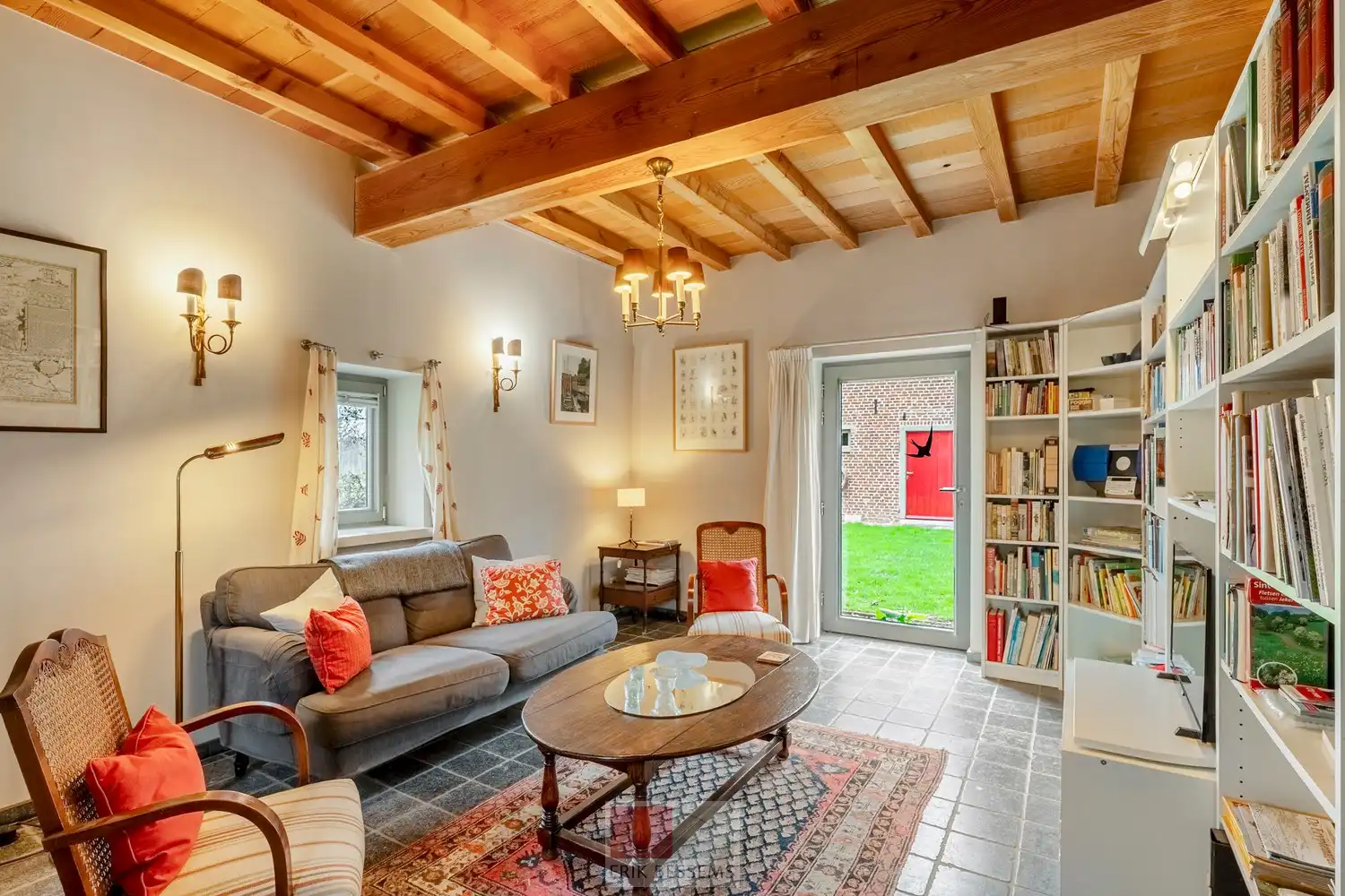 Een zeer karaktervol woonerf van maar liefst 3996 m² met bijzondere uitstraling, bestaande uit een prachtige hoofdwoning (voormalige schuur en stallen) en een charmant vakwerkhuis. foto 51