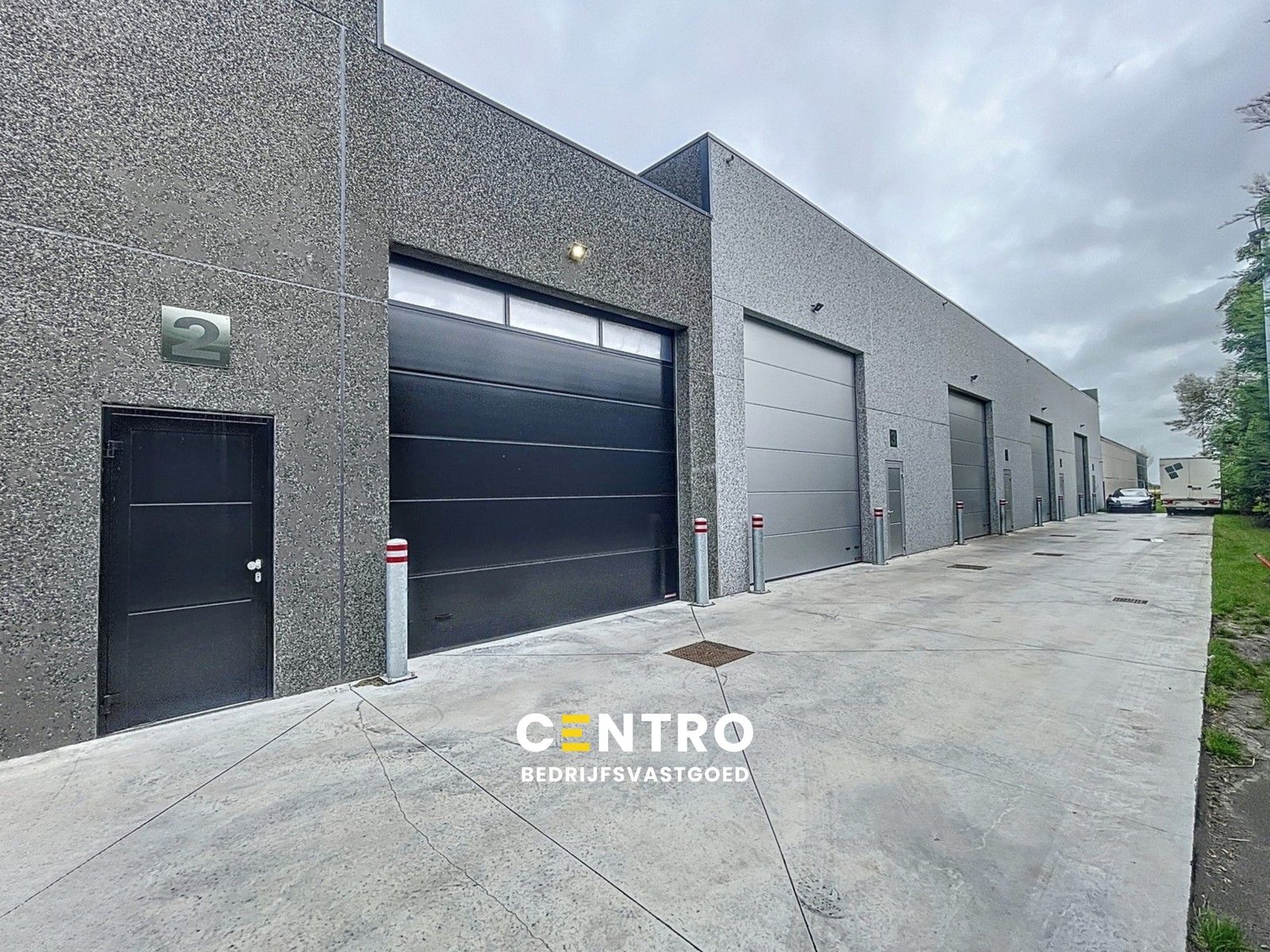 NB MAGAZIJN (130m²) met hoge sectionaalpoort op ambachtelijke zone te Blankenberge. foto {{pictureIndex}}