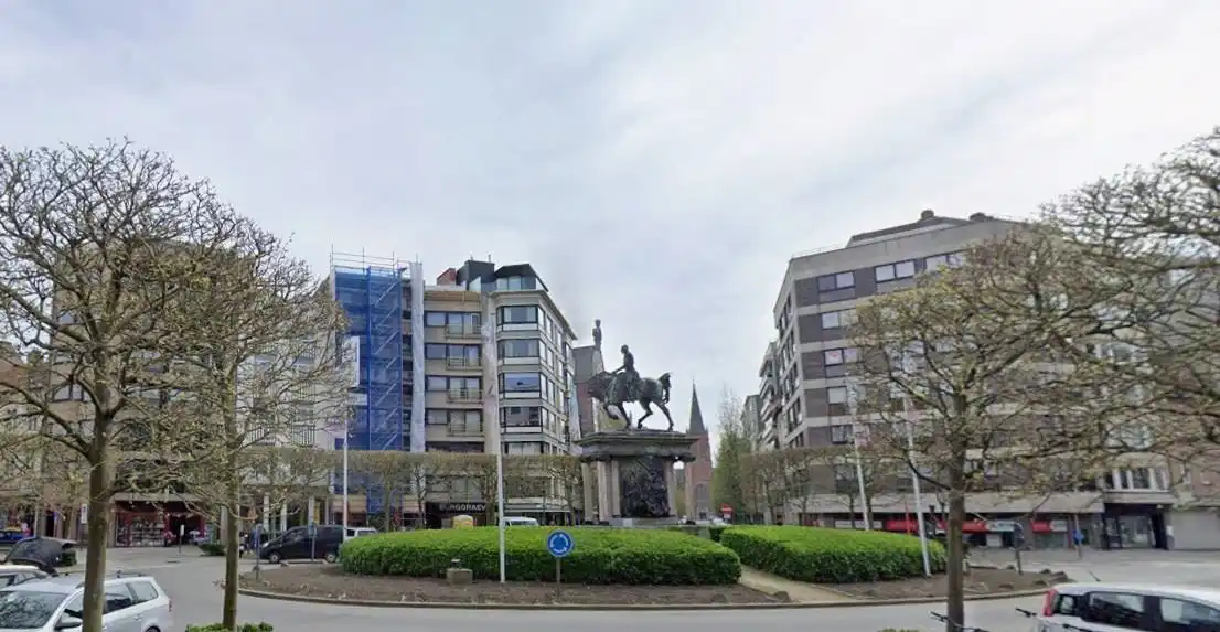 Commercieel topadres op één van de gezelligste pleinen van de kust! foto 5