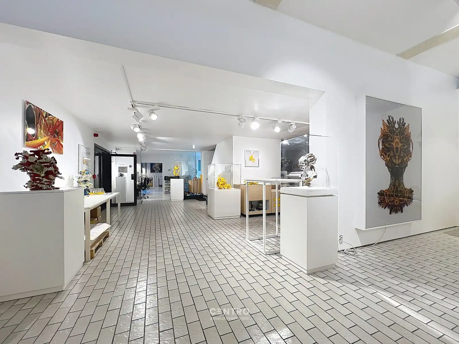 Ruimtelijk magazijn met toonzaal, kantoor en woonst te Lichtervelde, ideaal voor wonen én werken op een perceel van 1.002m²! foto 6