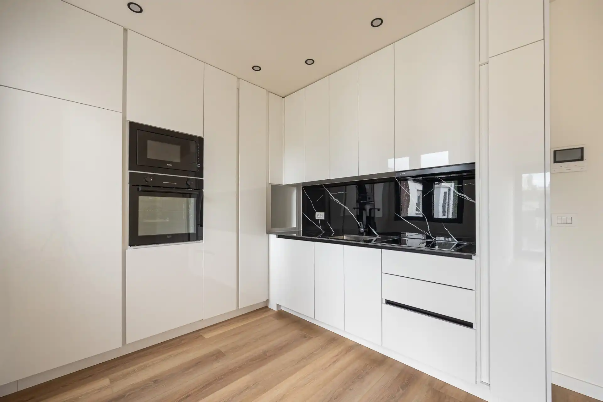 Ruim kwalitatief gerenoveerd 2 slpkappartement met ZW-terras foto 5