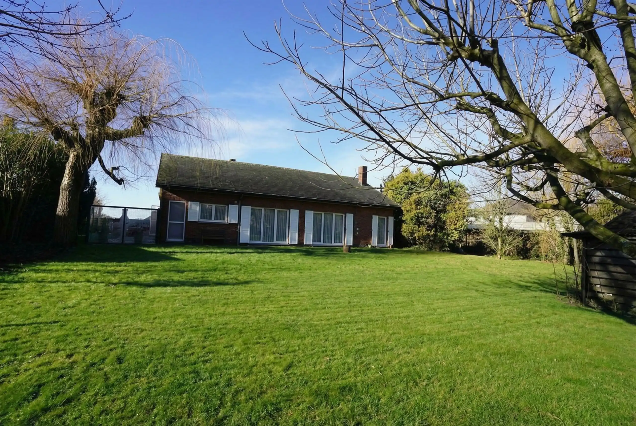 Interessante  te moderniseren woning met garage op 1184 m² foto 2