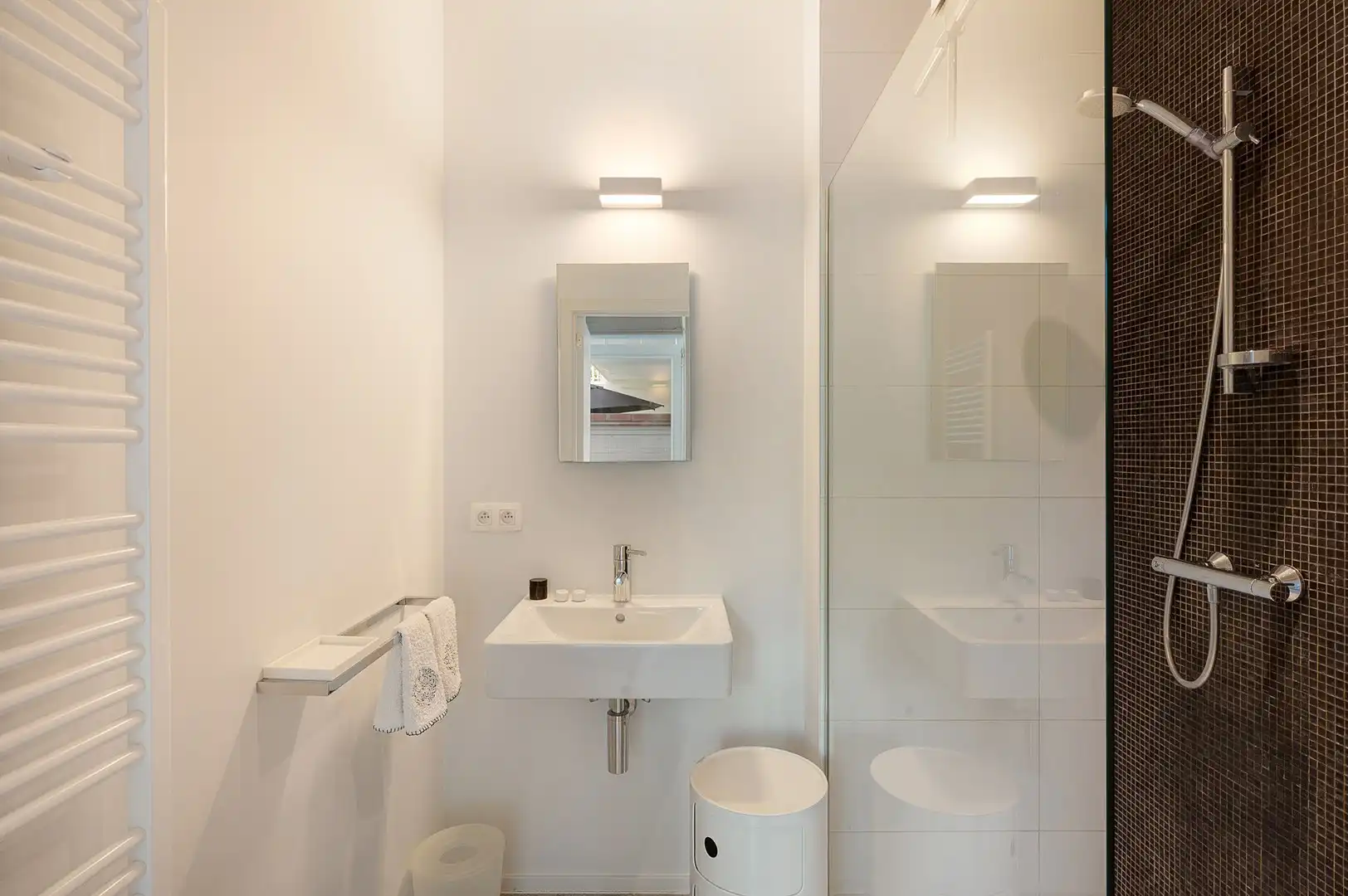 Uitzonderlijk tuinappartement met frontaal zicht op het Duinenwatermeer. foto 26