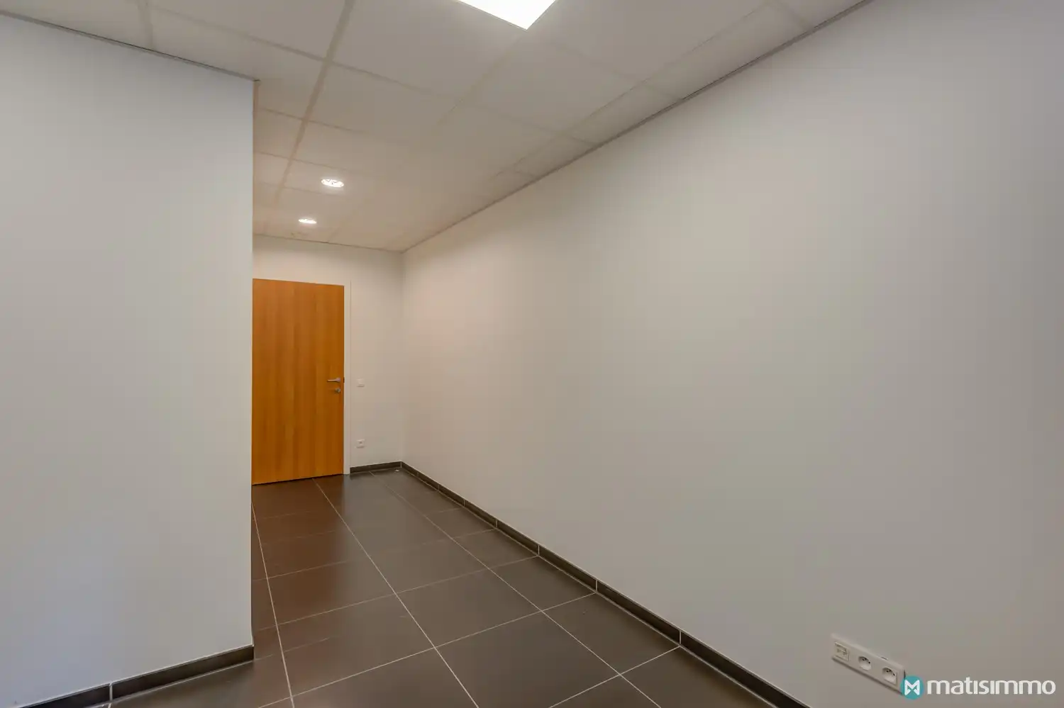 PRAKTIJKRUIMTE MET 10 PARKEERPLAATSEN TE HUUR IN HET CENTRUM VAN HOESELT foto 3