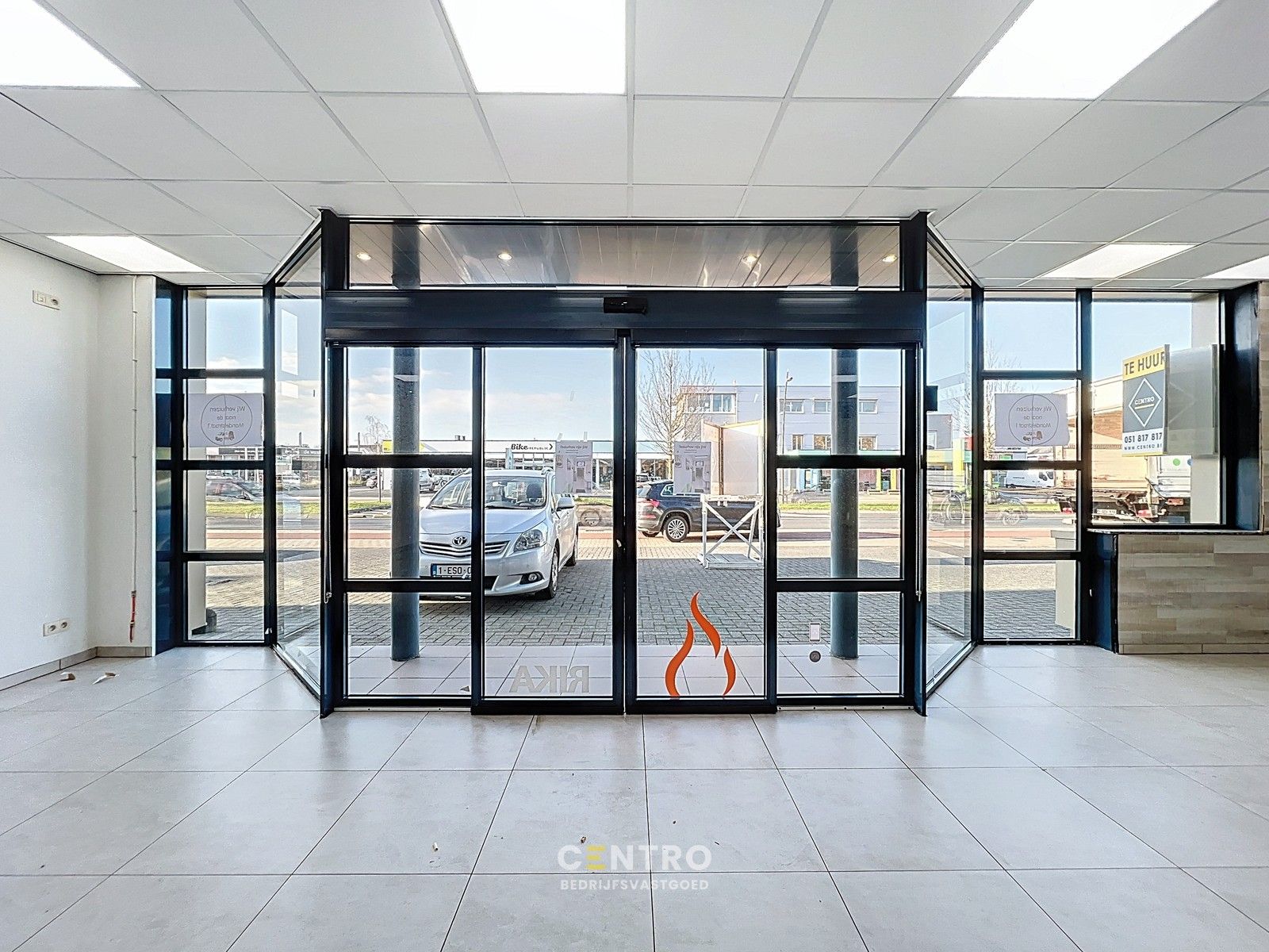 Topligging naast Tom&Co en Kwarto! Handelspand + magazijn met parkeergelegenheid langs de Westlaan in Roeselare. foto 5