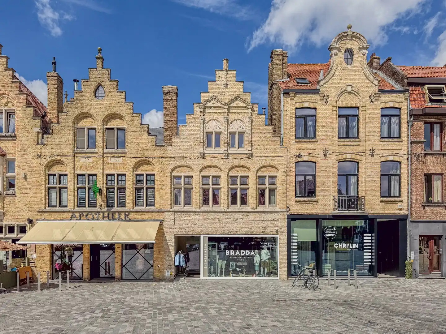 Handelsgelijkvloers (150m²) op commerciële toplocatie. foto {{pictureIndex}}