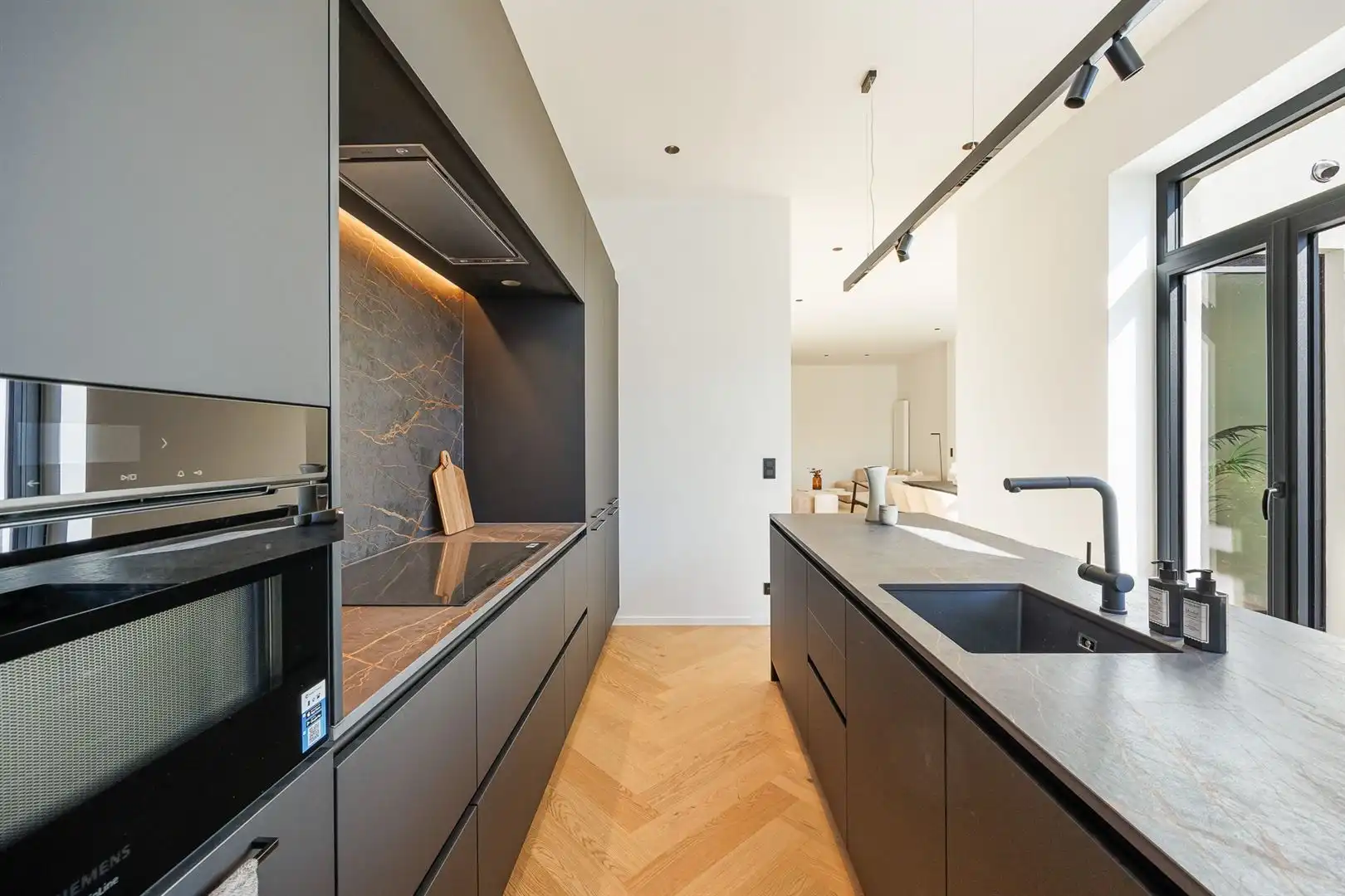 Gerenoveerd appartement met luxe-afwerking en topterras foto 7