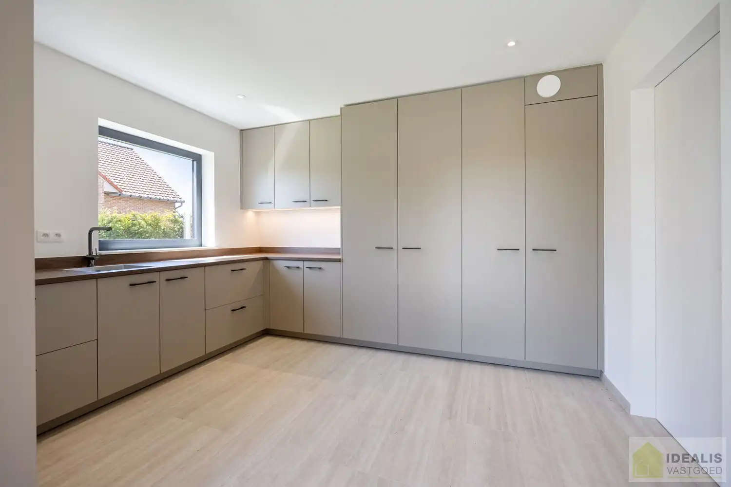 IDEALIS VASTGOED – Schitterend volledig vernieuwde woning (+- 220m²) met een heerlijke open leefruimte, 3 ruime slaapkamers, luxueuze badkamer, ruime wasplaats op een fijn zuid georiënteerd perceel! Dit heerlijke huis bevindt zich op een knap perceel van 8a 69ca in een heerlijk rustige en groene omgeving! - EEN MUST VISIT! - foto 14