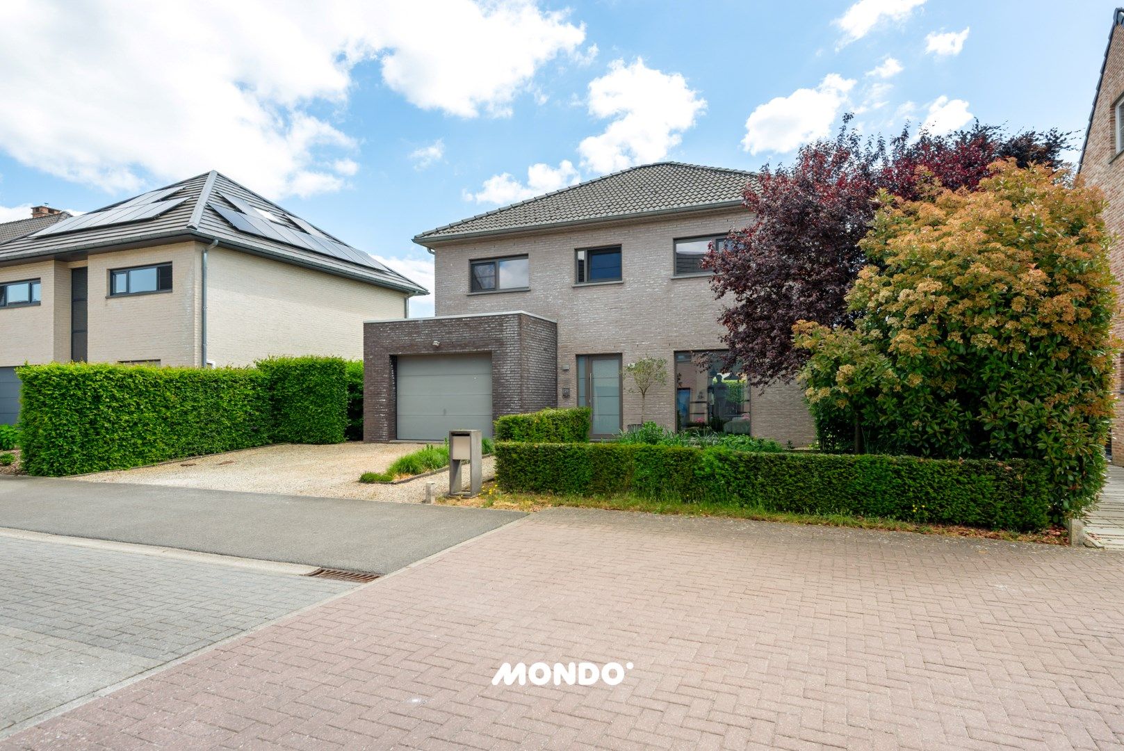 Vrijstaande villa (4 slpk) op 435 m2 in Pajottegem! EPC B foto {{pictureIndex}}