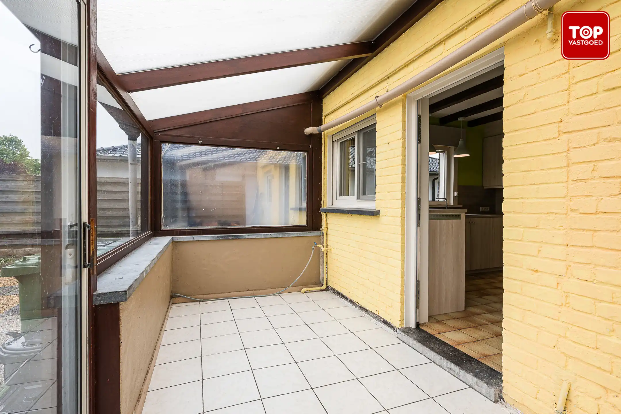 Op te frissen half open bebouwing met 3 slaapkamers, tuin en garage.  foto 11