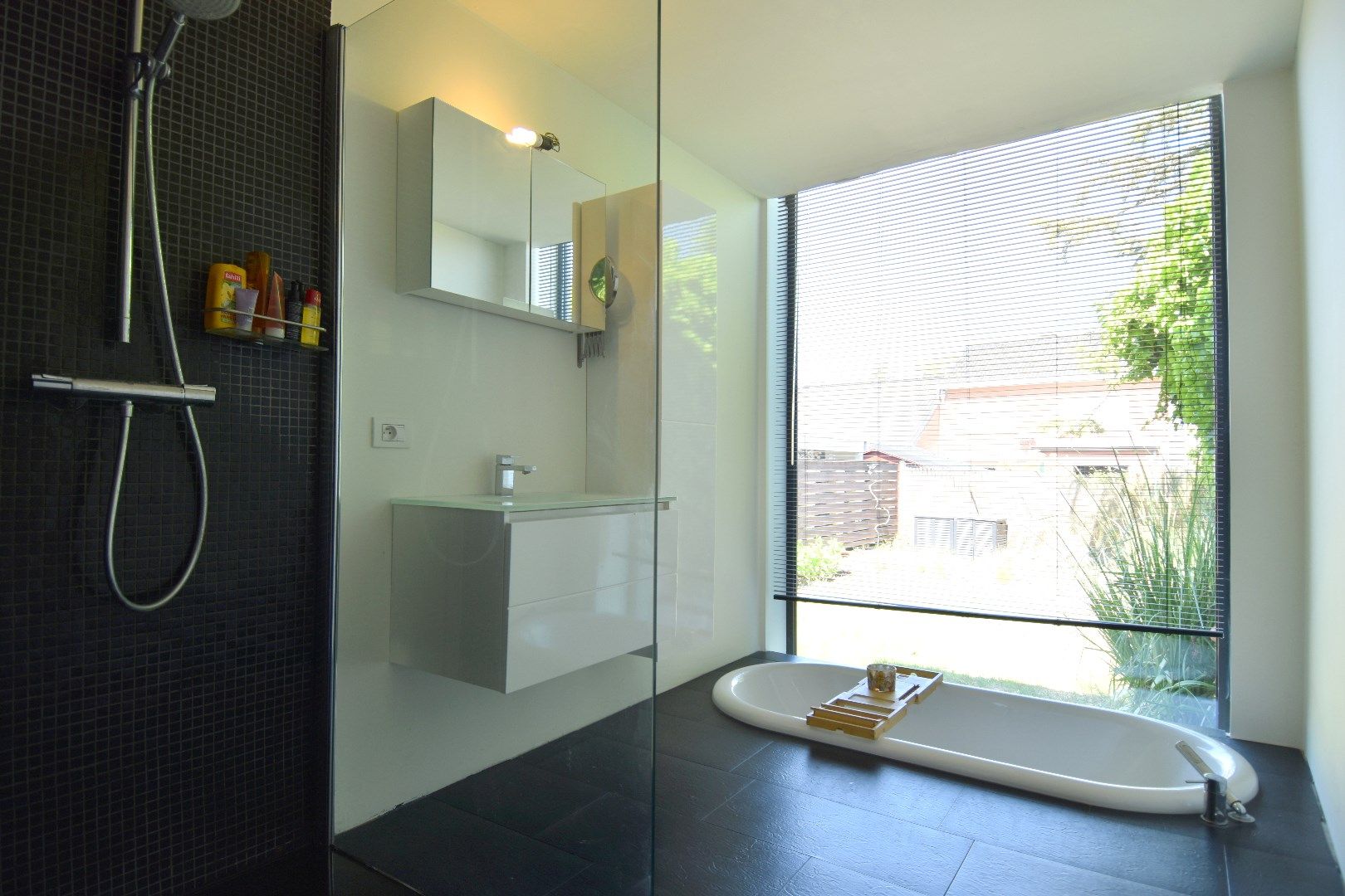Instapklare rijwoning met 2 slaapkamers en mooi stukje tuin te koop in Moorsele foto 7