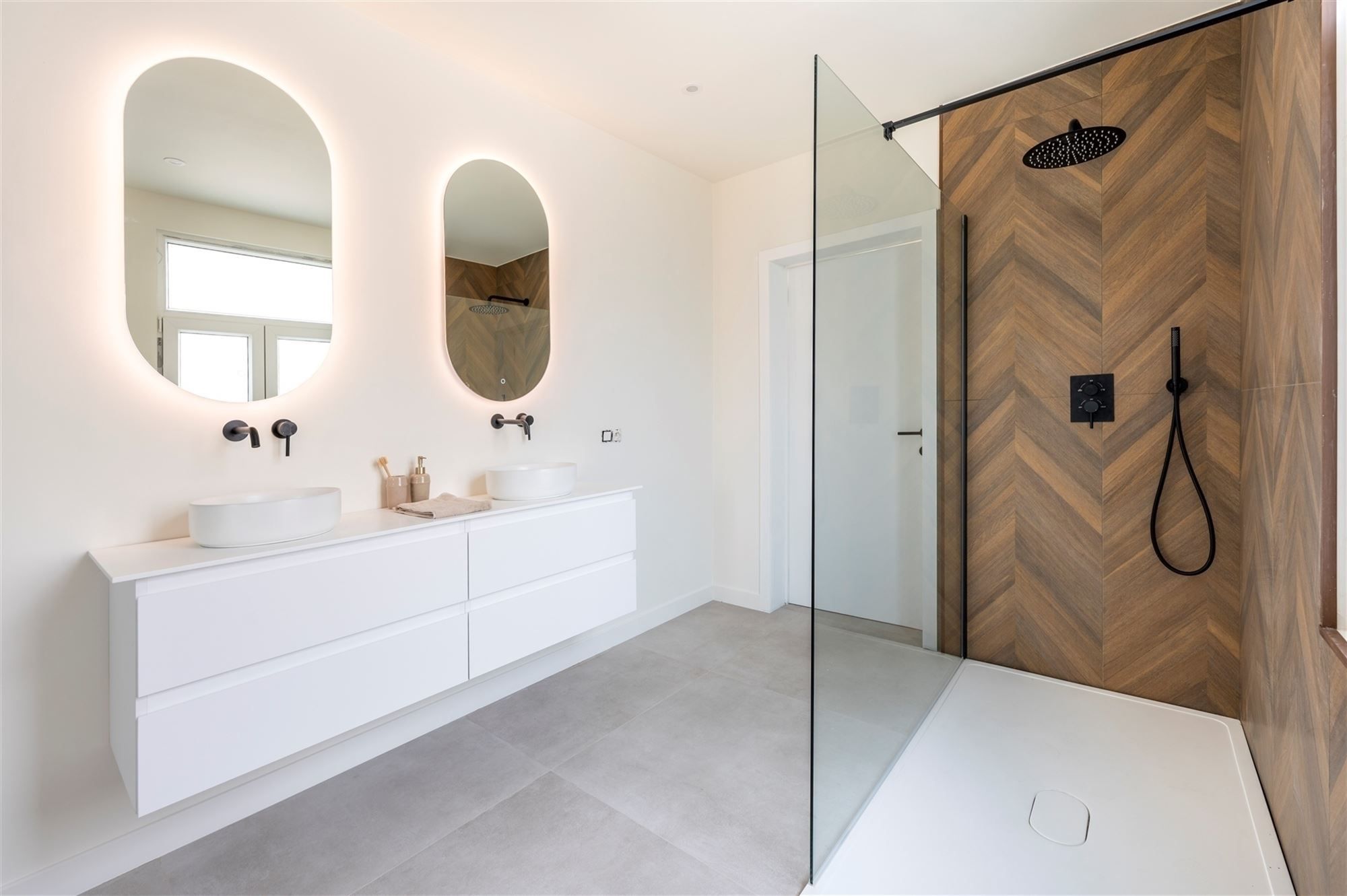 Ruime gerenoveerde woning met tuin foto 25