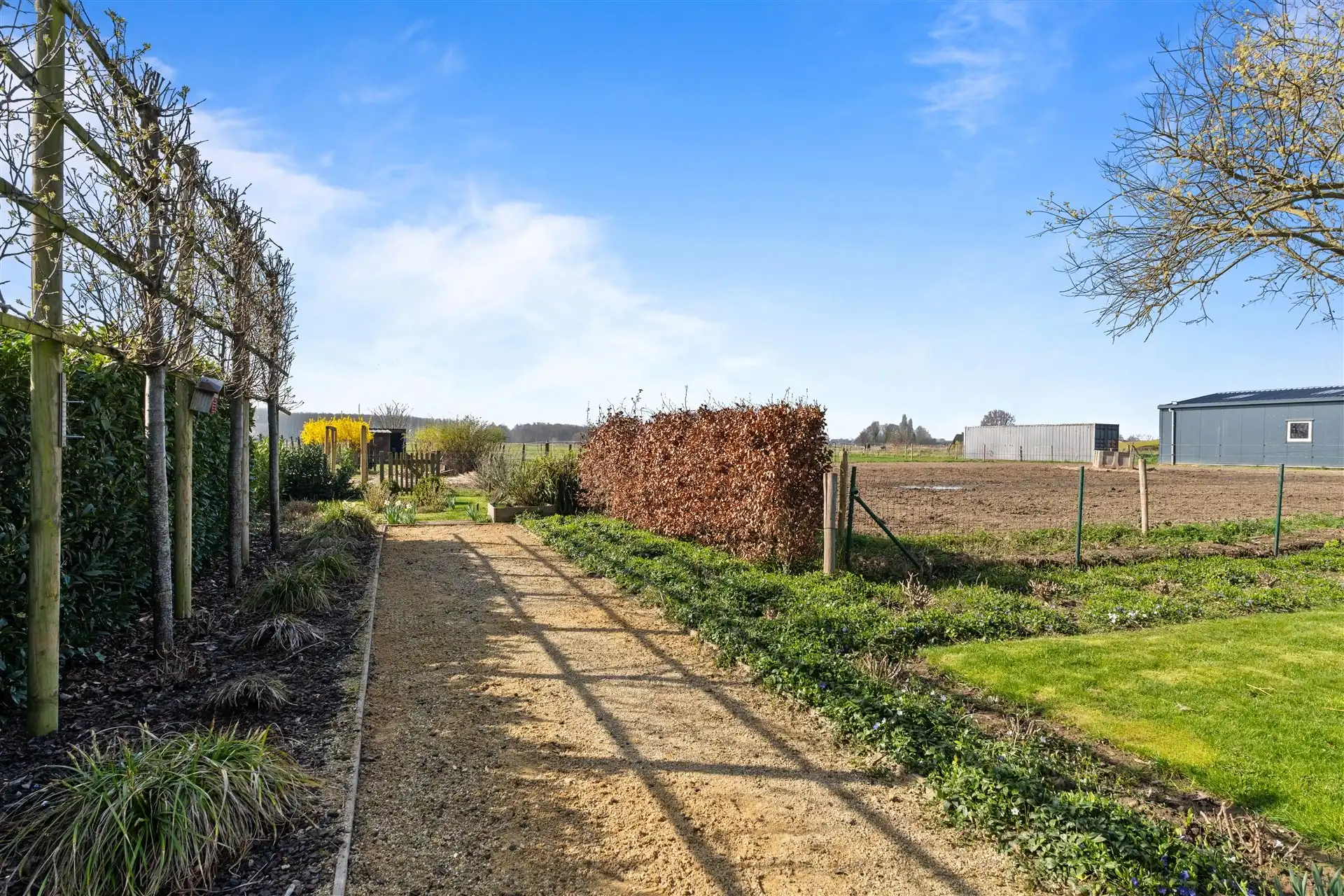 Modern halfopen bebouwing met uniek zicht in een landelijke omgeving. foto 5