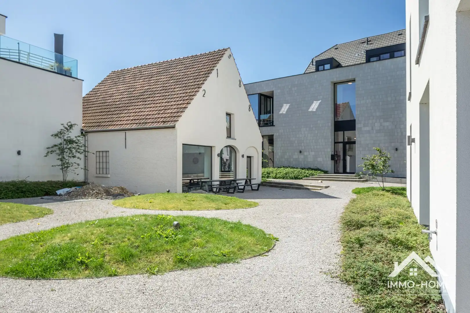 Instapklaar modern appartement met autostaanplaats foto 19