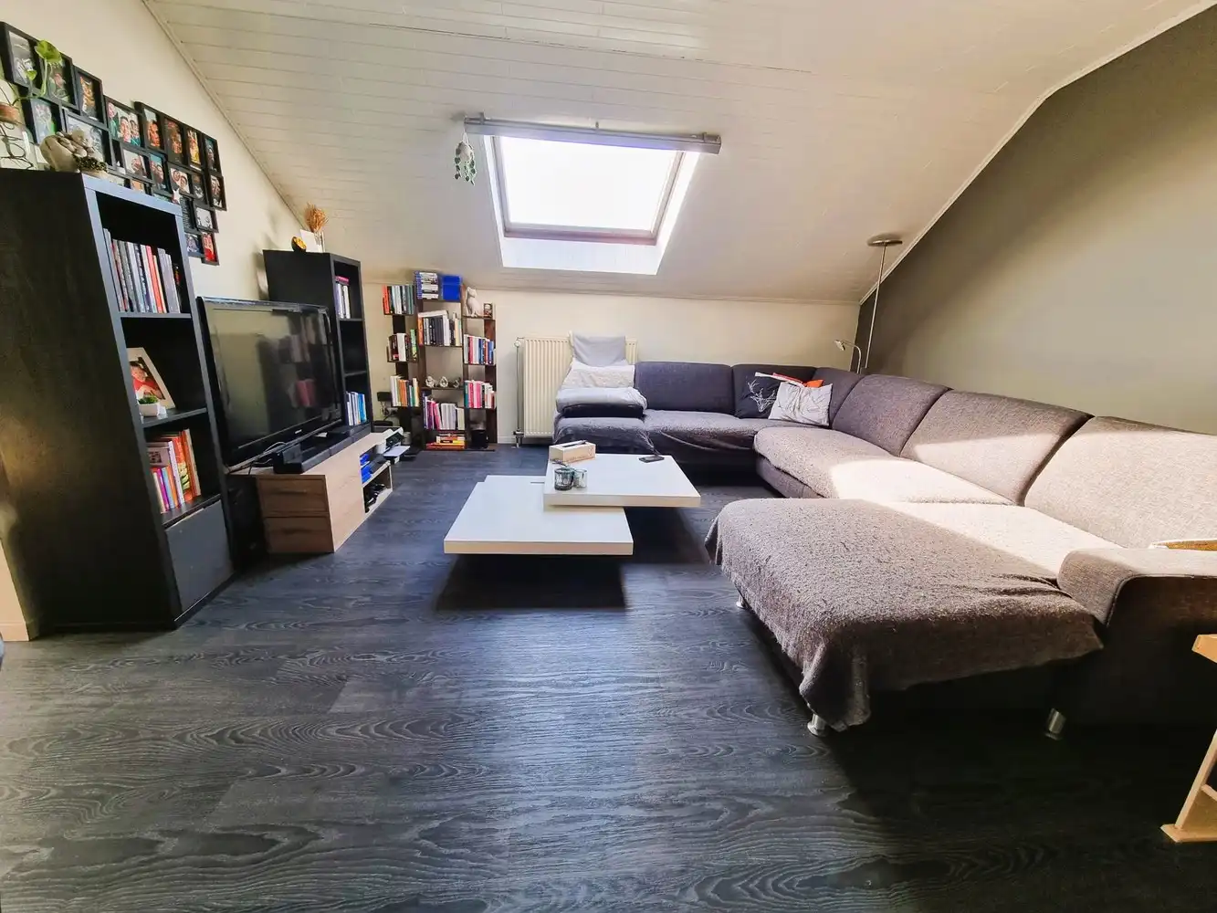 Zeer ruim dakapp 110m² met mooi zonnig terras, 2 slaapkamers en staanplaats foto 2