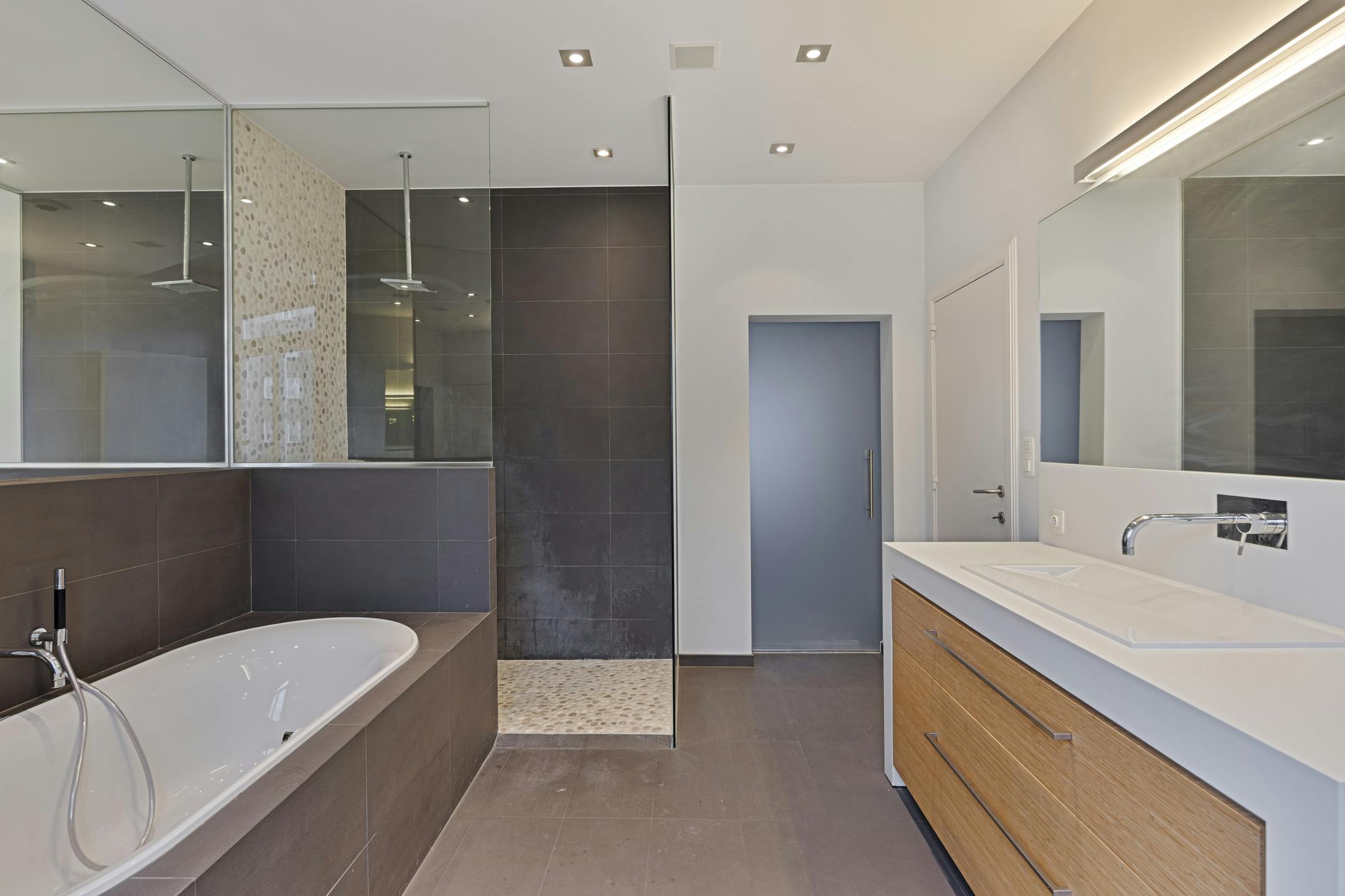Commerciële ruimte met duplex-appartement te koop in Evere foto 19
