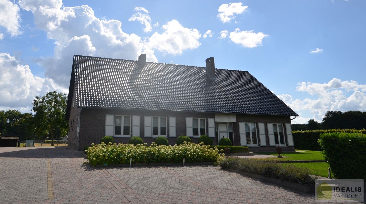 IDEALIS VASTGOED – Charmante, instapklare woning in een groene, rustige omgeving in hartje Hechtel (Hechtel-Eksel) met +-370m² bewoonbare oppervlakte! Deze gezellige woning biedt een aangename leefruimte, maar liefst 5 slaapkamers, 2 badkamers, een praktische indeling én een ruime tuin waar je volop kan genieten van het uitzicht. Het pand bevindt zich op een mooi breed perceel en is ideaal voor wie houdt van rust en privacy, maar toch een vlotte verbinding wenst naar omliggende gemeenten en steden. foto {{pictureIndex}}