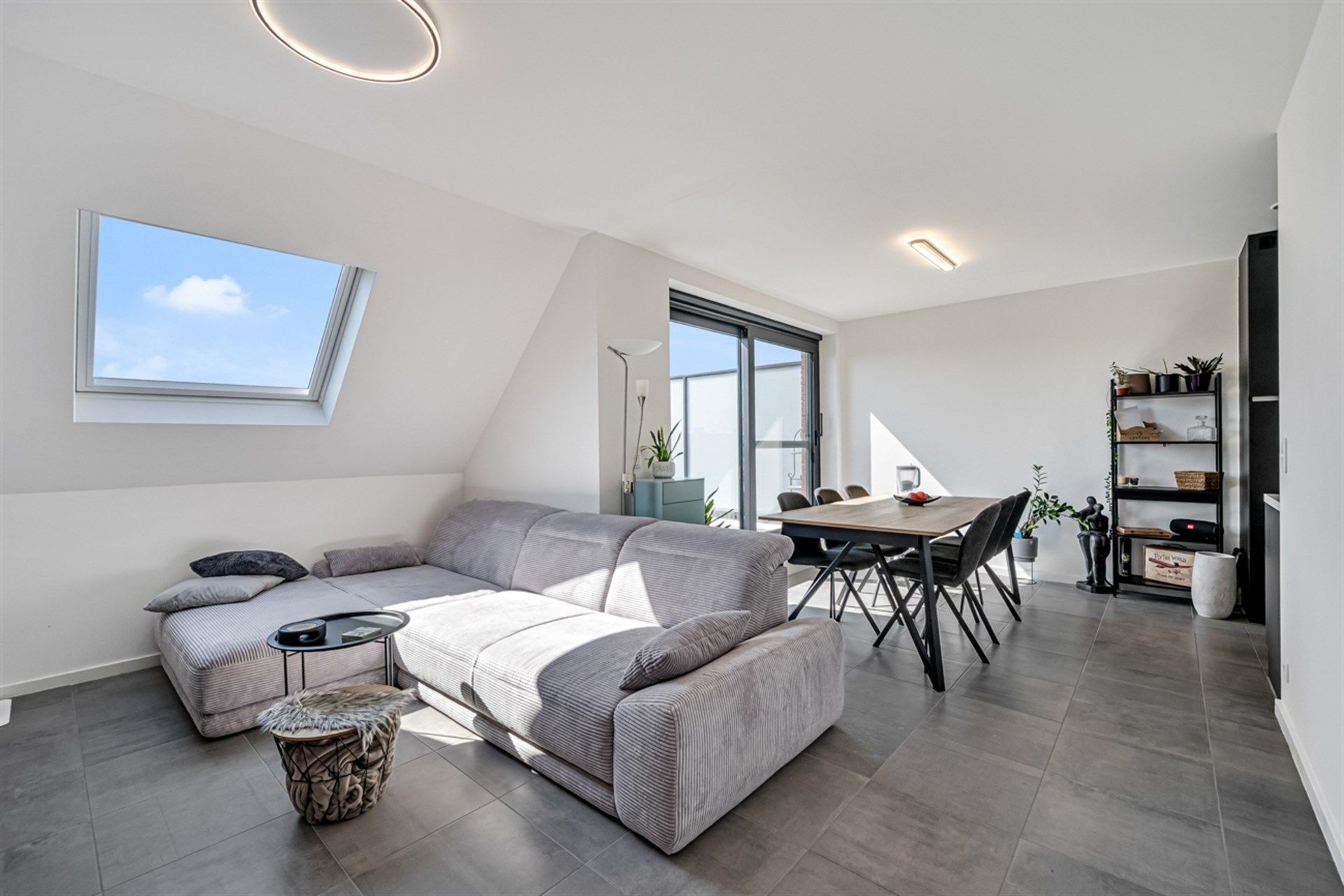 Bijna-energieneutraal appartement met 2 slaapkamers te Aalst-centrum foto 2