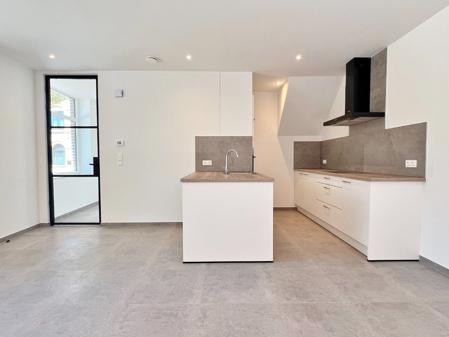 Volledig vernieuwde woning met gezellige koer en uitweg  foto 5