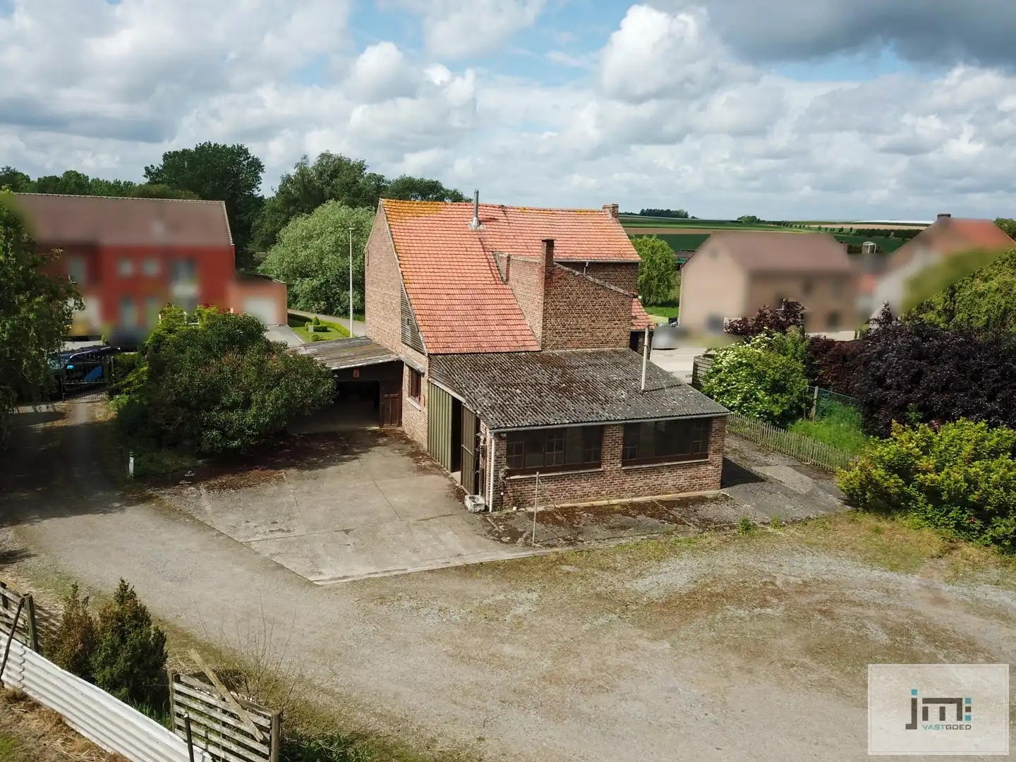 Woning met grote stallen foto 13