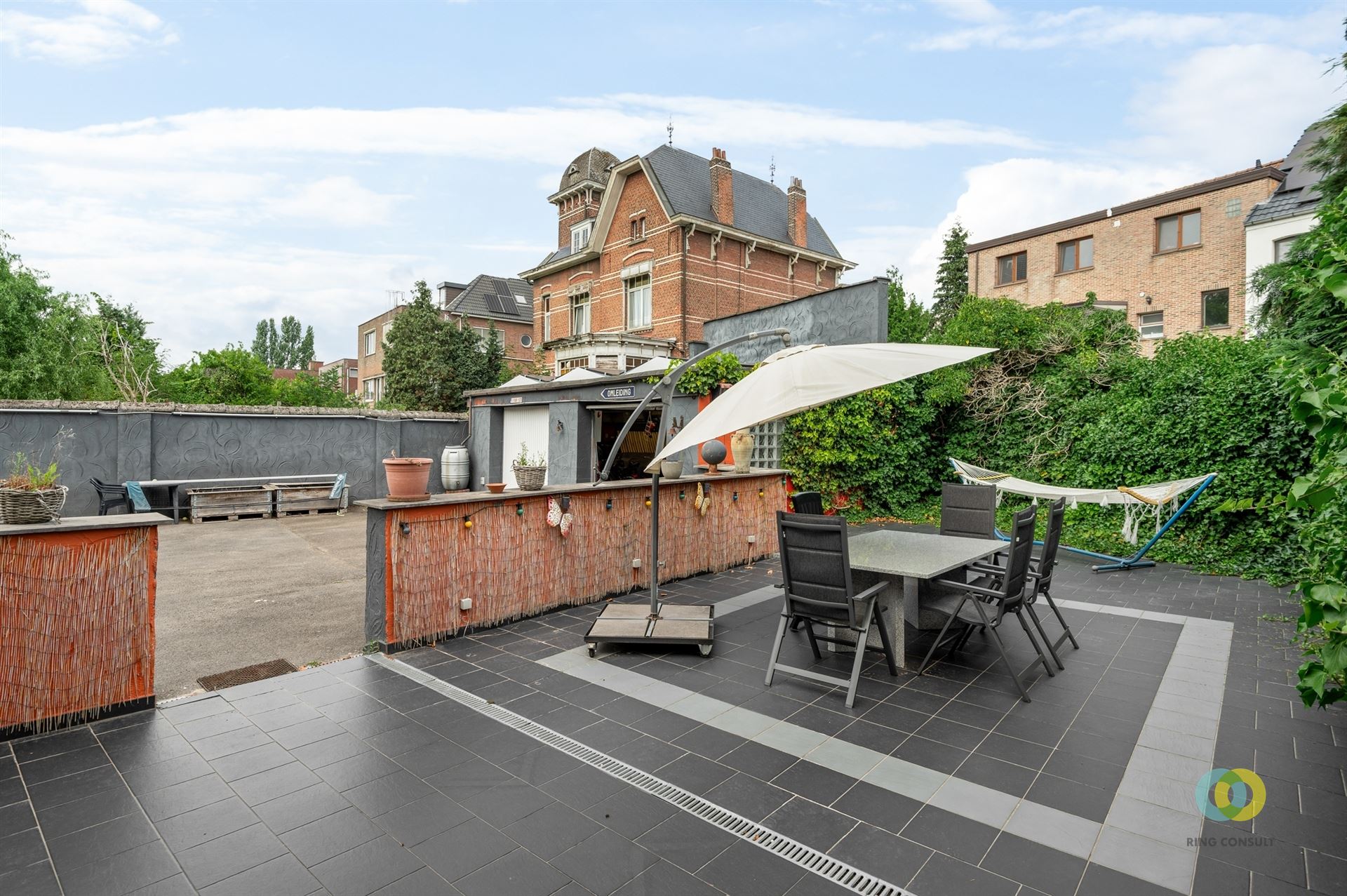Ruime gezinswoning met garages en parking foto 8