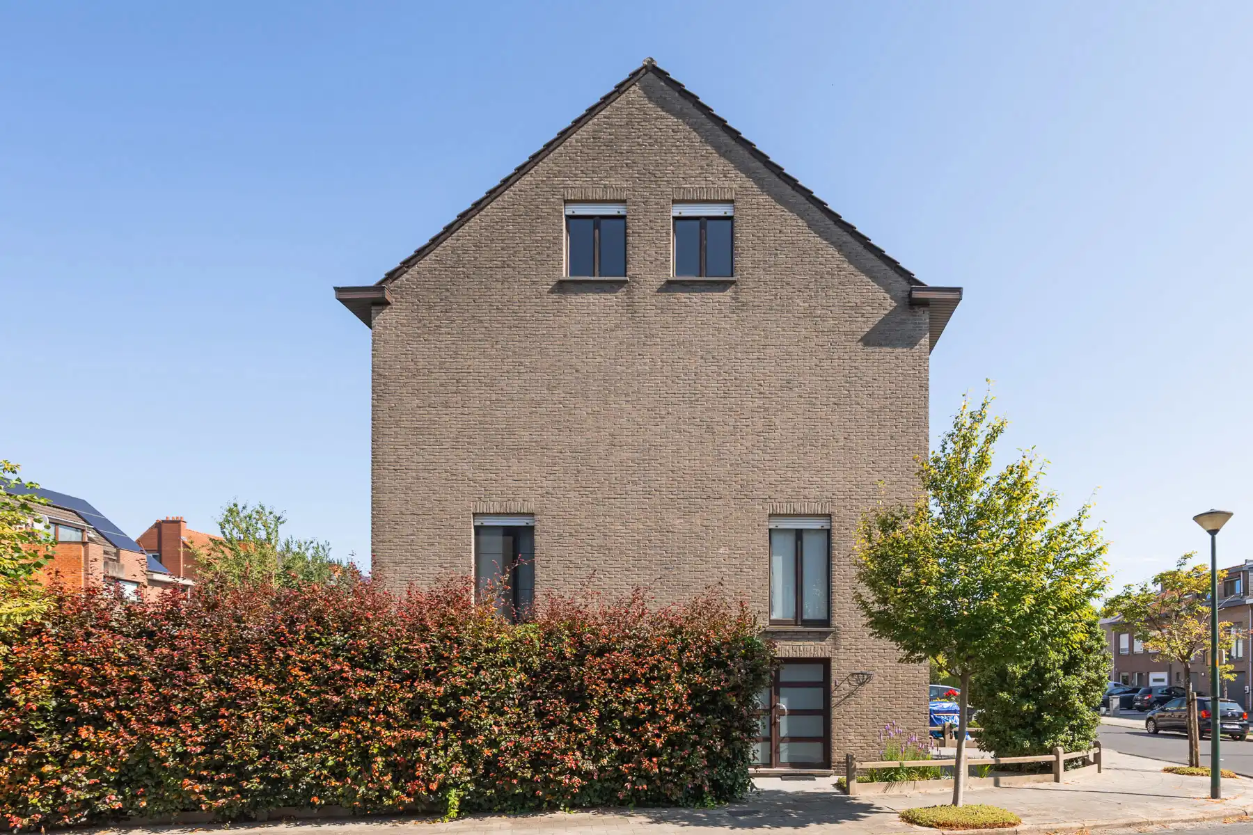 Verrassend ruime halfopen woning met omheinde tuin foto 3