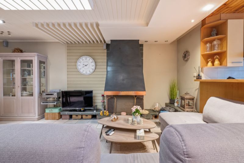 Lauwe-Centrum. Uitstekende gelegen handelseigendom : wonen en werken met 4 slaapkamers met tuin en aparte ingang garagegebouw en parking. POLYVALENTE EIGENDOM MET POTENTIEEL ! foto 6