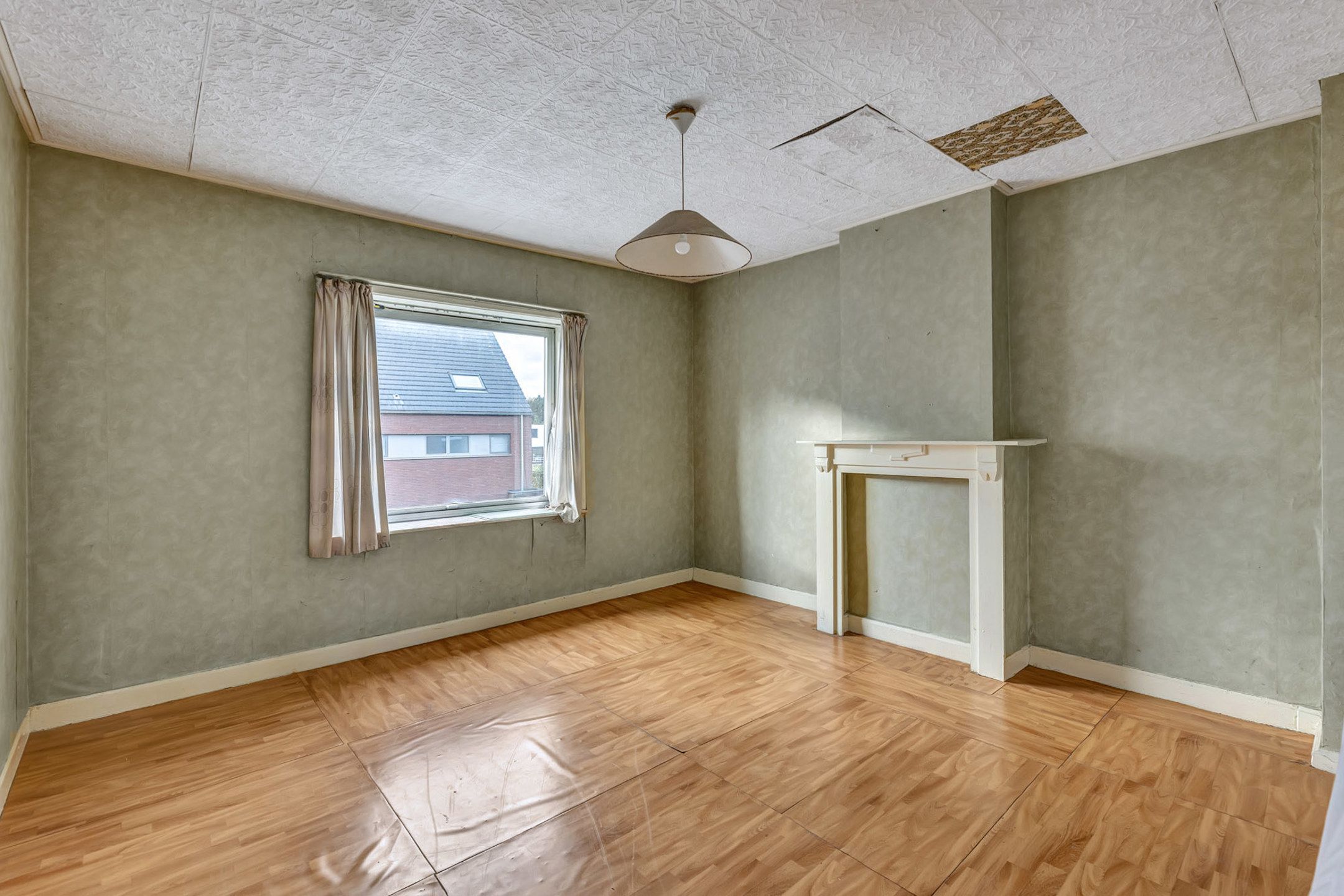 Te renoveren woning met garage en tuin foto 11