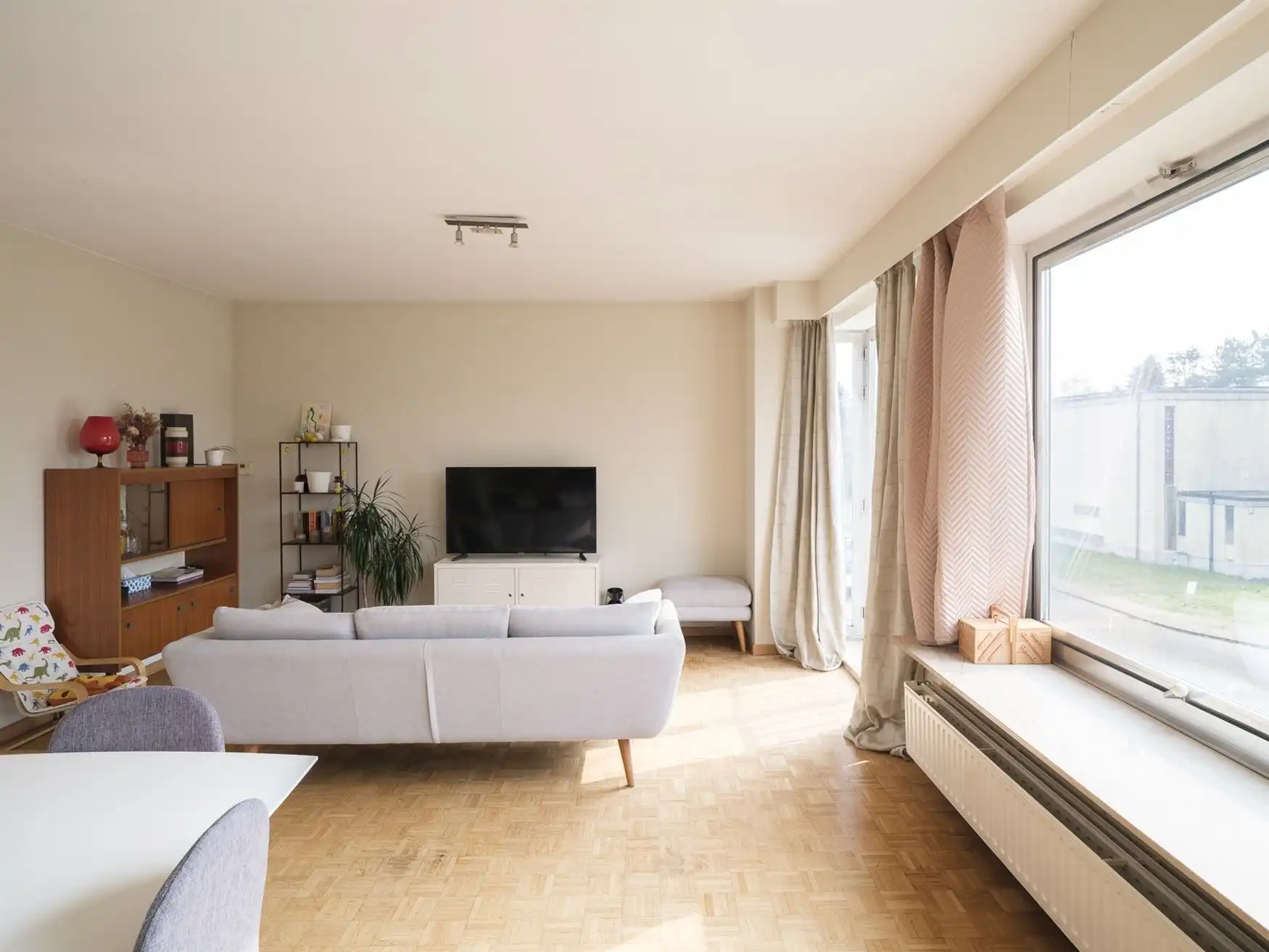 Ruim appartement met 3 slaapkamers aan groen plein foto 3