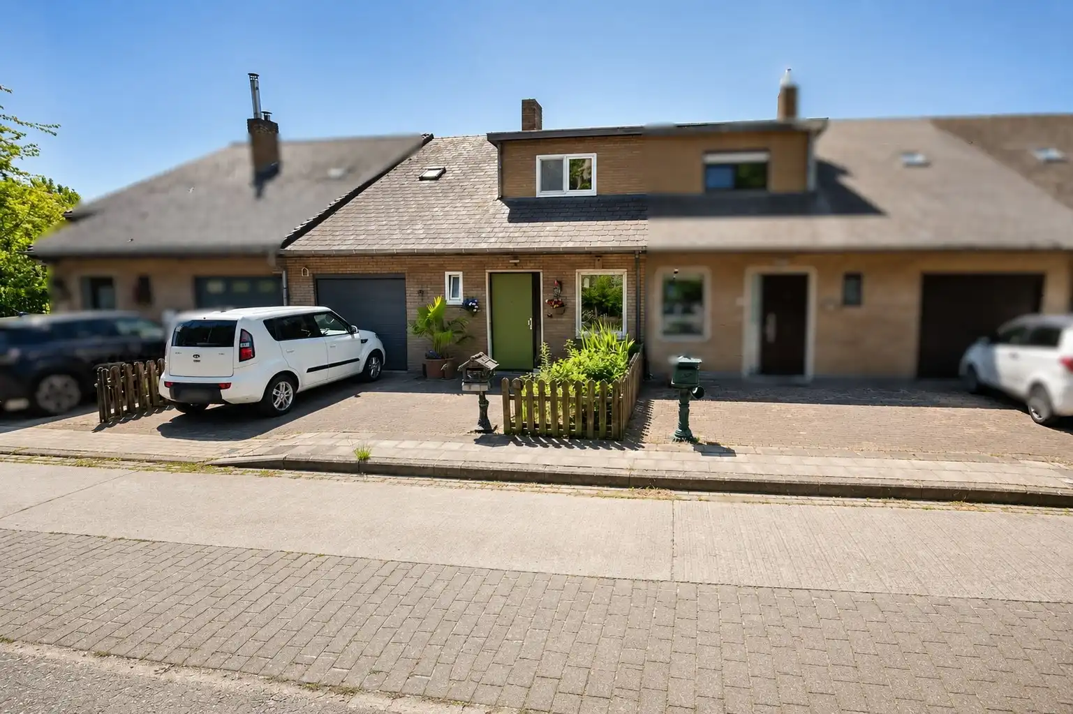 Ruime gezinswoning met garage en zonnige tuin te Oostduinkerke foto {{pictureIndex}}