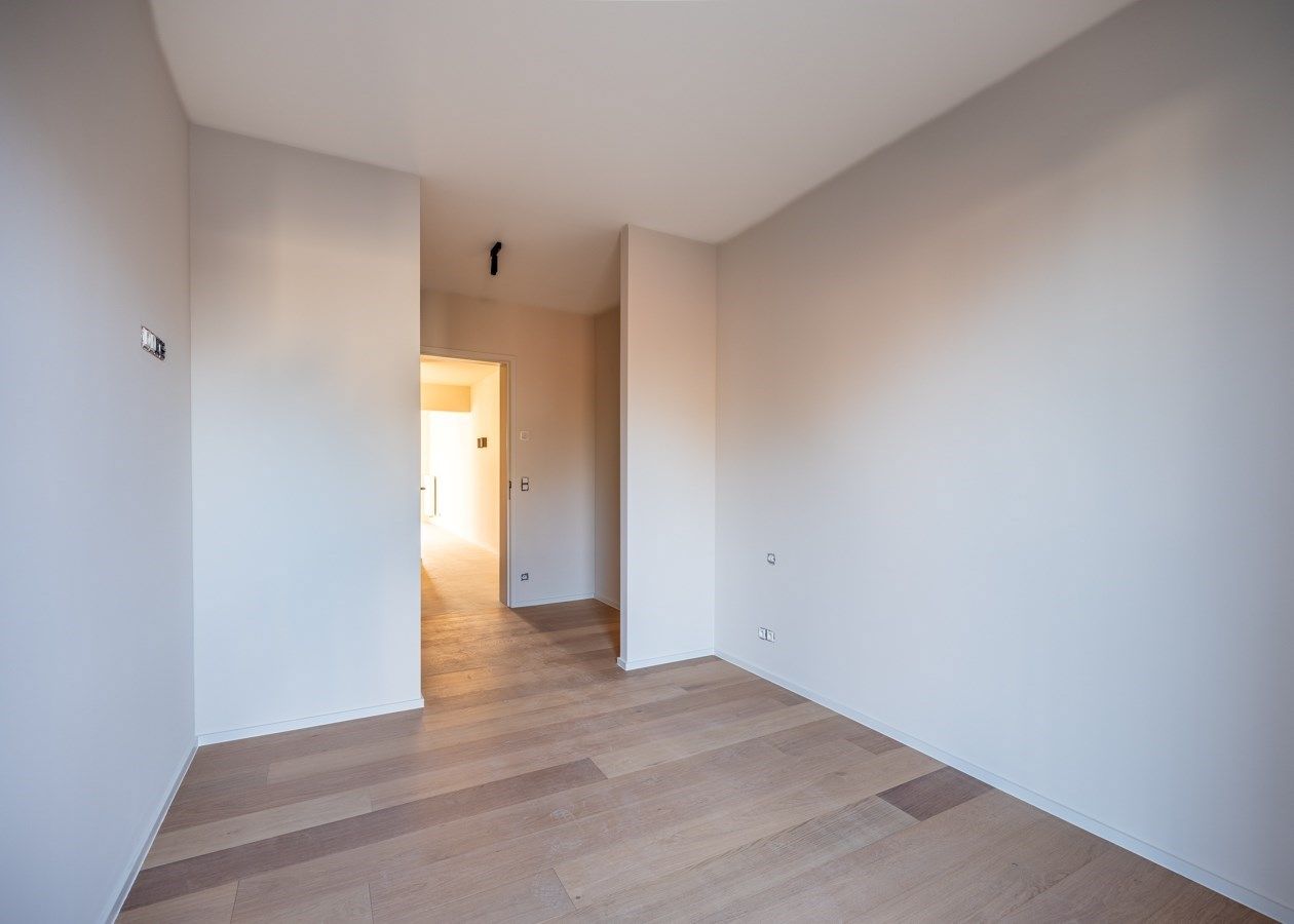 Stijlvol  gerenoveerd 2 slaapkamer appartement op de markt in de Panne foto 12