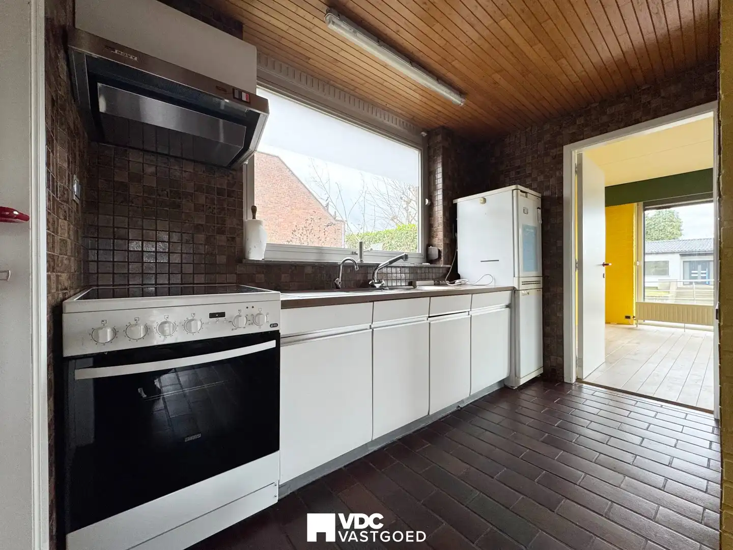 Ruime open bebouwing met prachtige tuin en veel potentieel foto 6