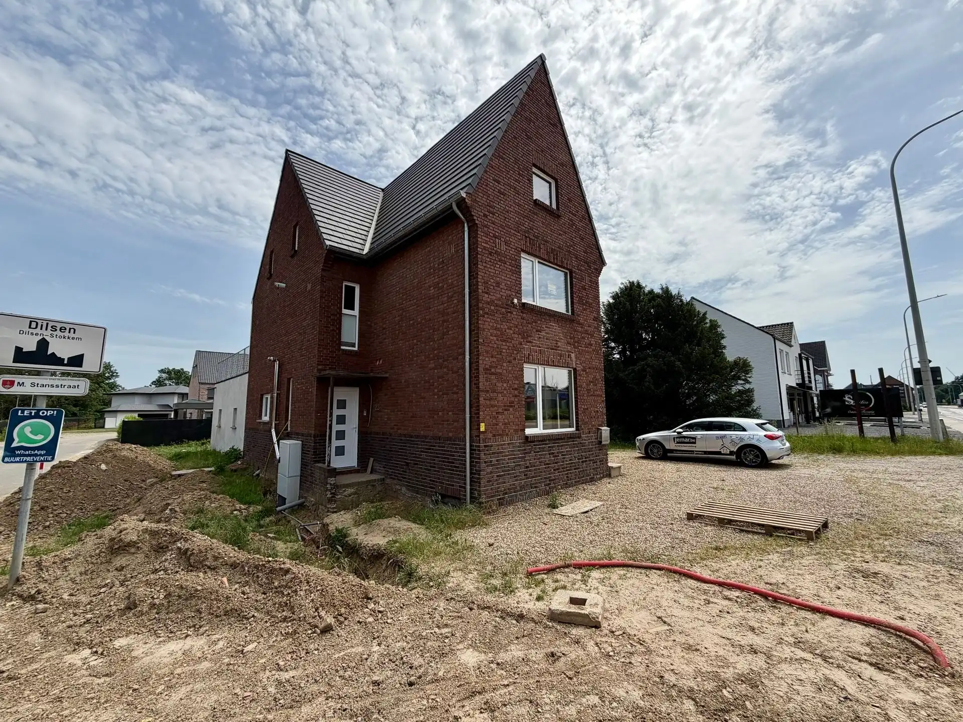 Uitzonderlijk ruim en volledig vernieuwd triplex appartement met drie slaapkamers, twee badkamers en een riant terras op een centrale locatie te Dilsen-Stokkem. foto 2