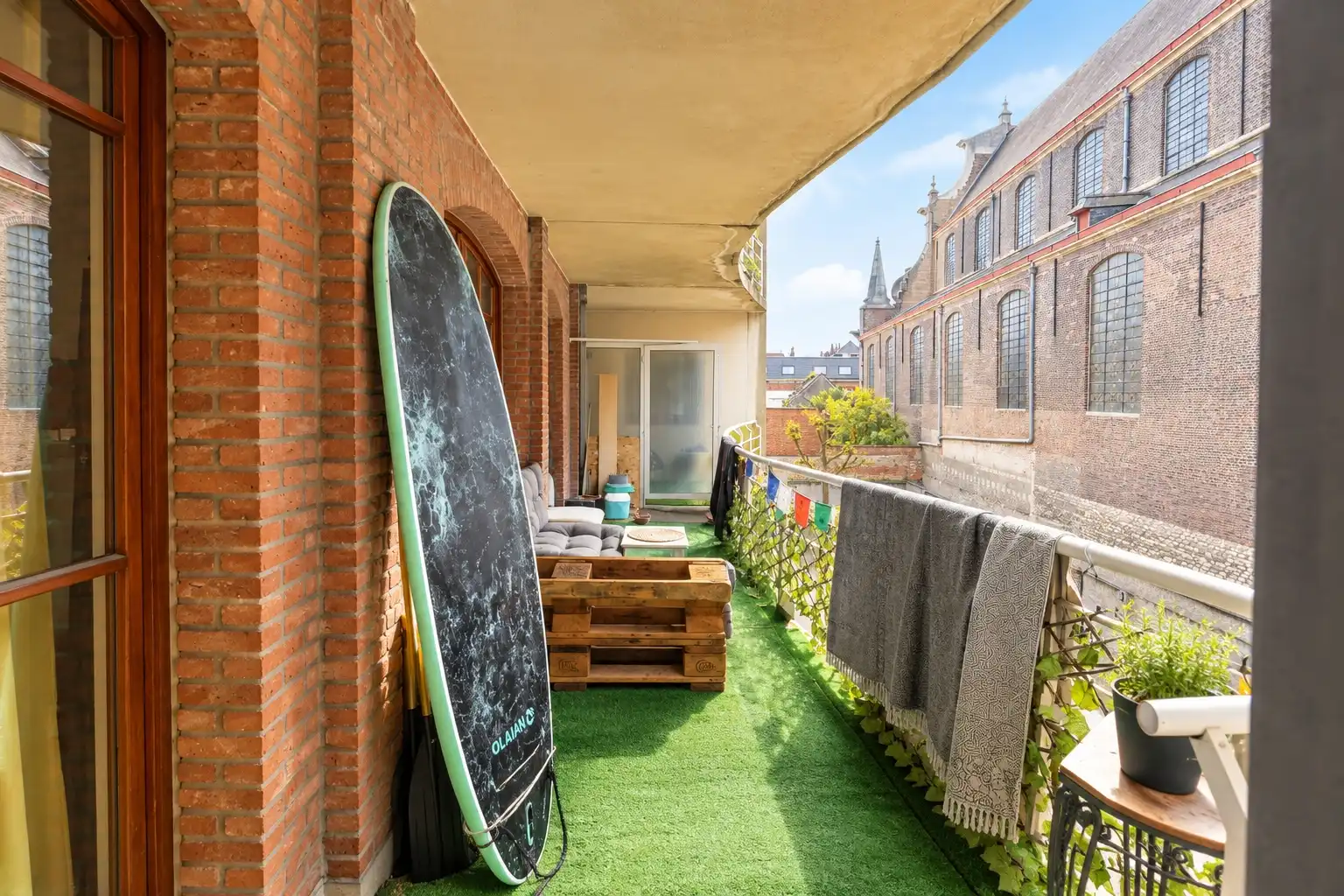 Appartement met ruim terras en uitzicht op de Karmelietenkerk foto 12