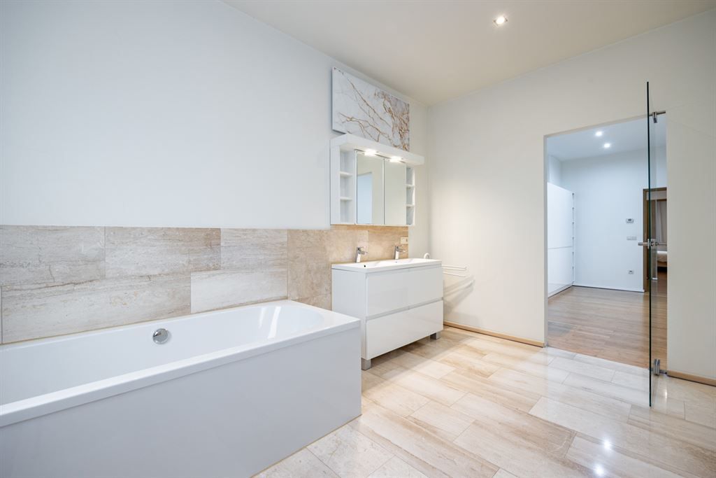 Energiezuinig gerenoveerde woning met garage foto 14