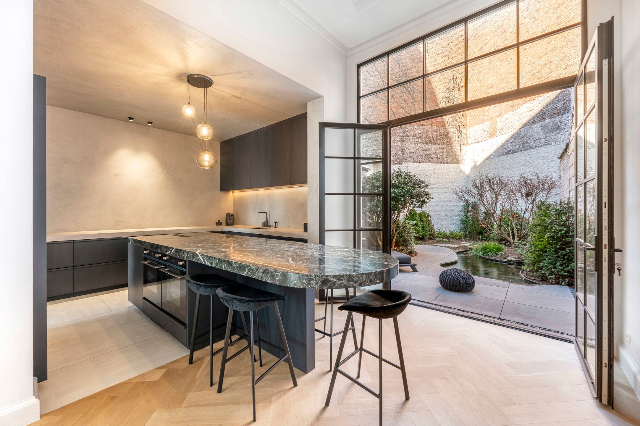 Indrukwekkend herenhuis op een toplocatie te Antwerpen Zuid. foto 8