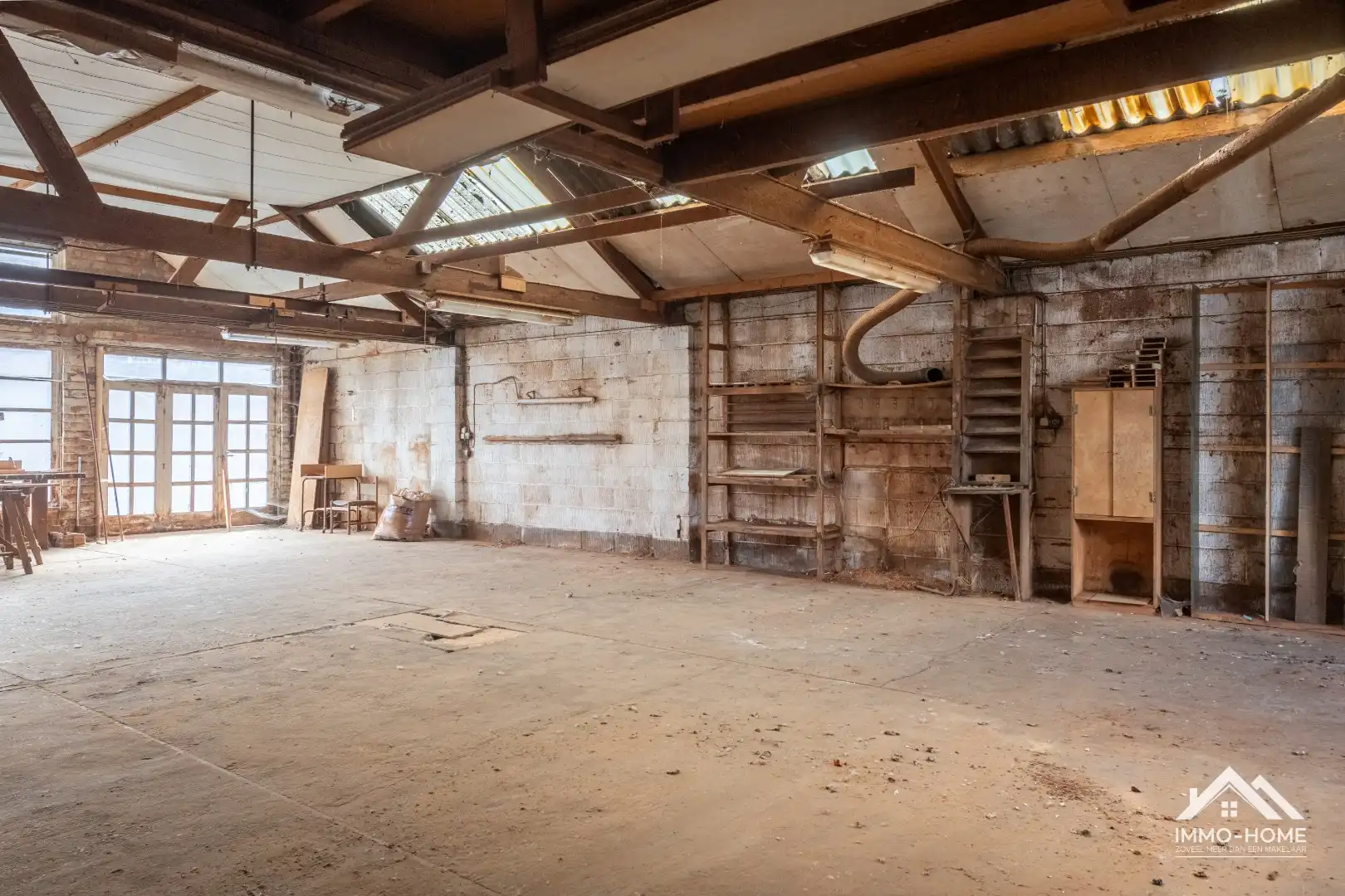 Ruime te renoveren hoekwoning met atelier!  foto 5