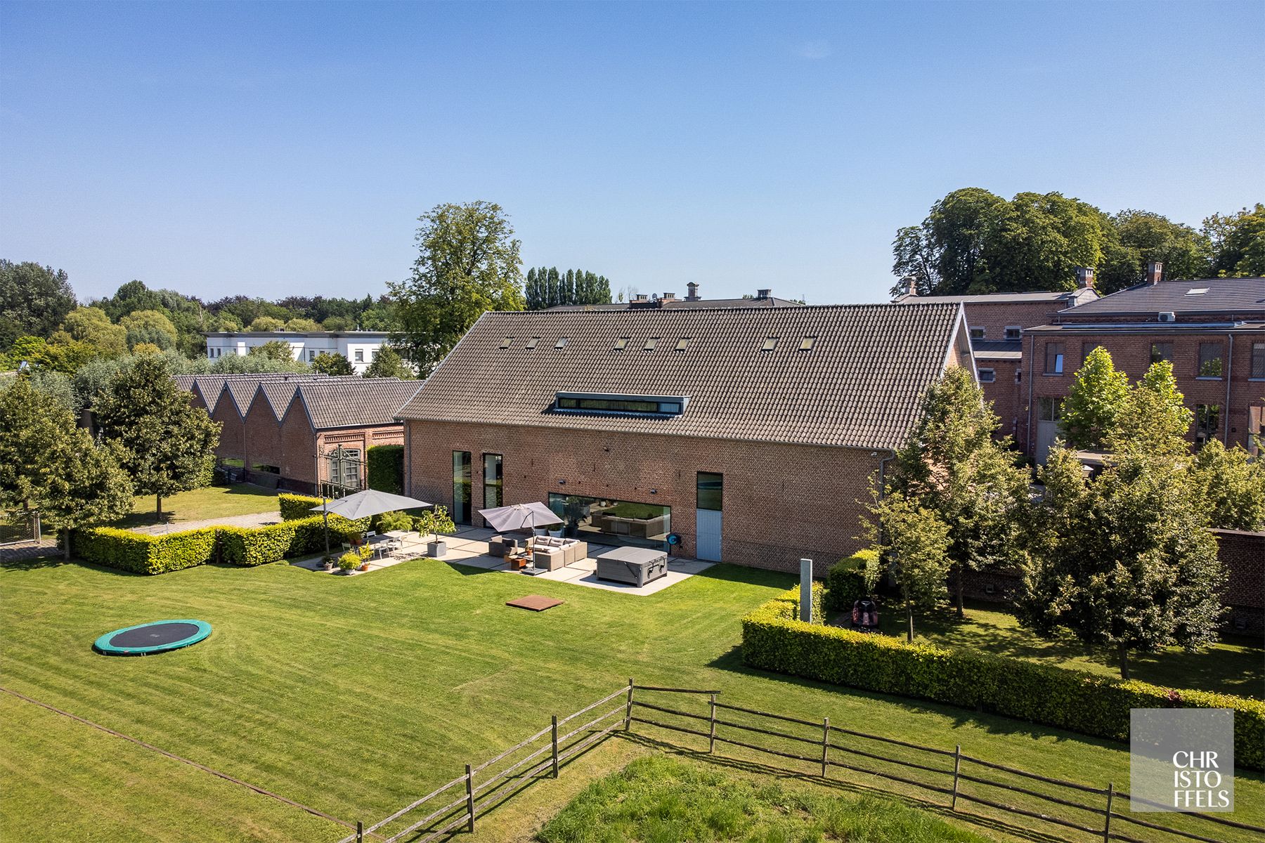 Historisch waardevol koetshuis uit 1904 door Architect B. Lens omgetoverd tot een sfeervolle eigentijdse villa! foto 2