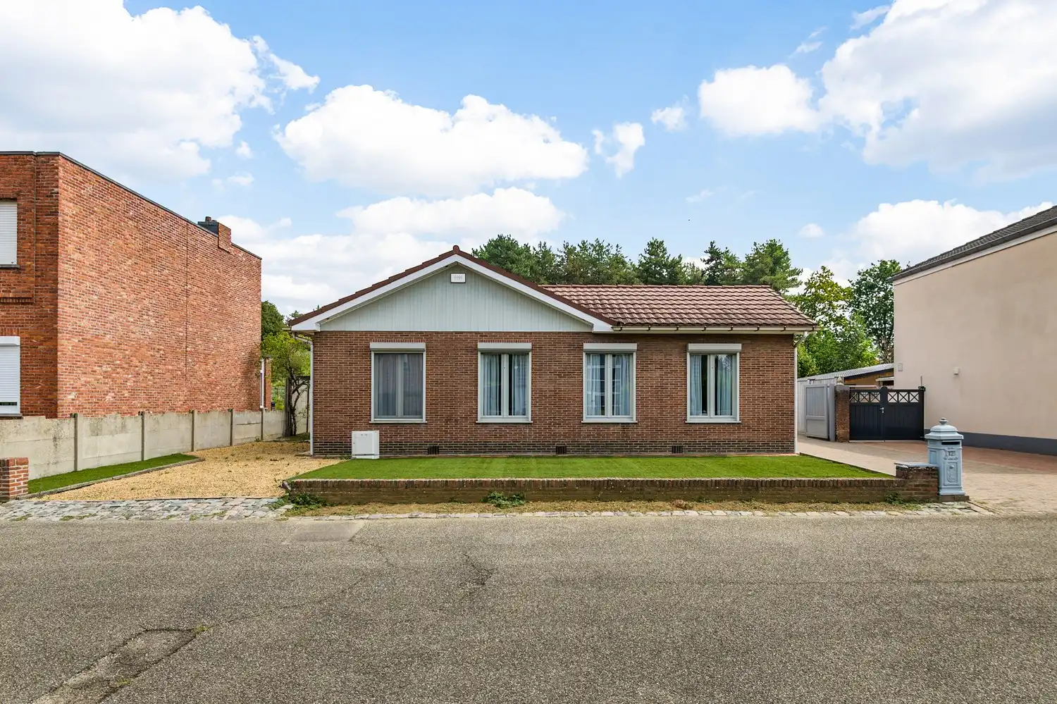 Instapklare woning met 2 slpkrs en ruime tuin te Beerzel foto {{pictureIndex}}