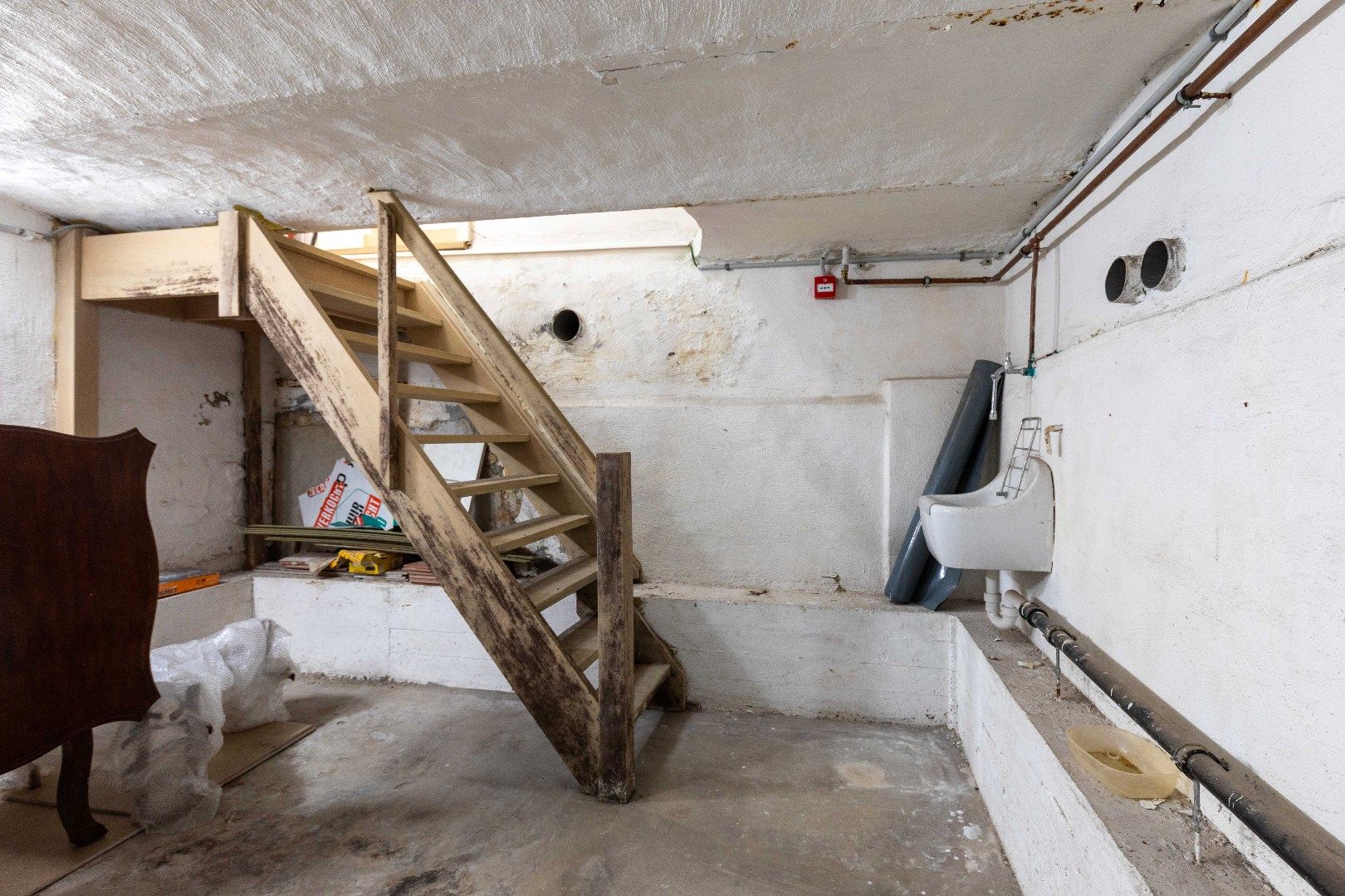 Iconisch neo-gotisch pand met uniek zicht op de Ezelpoort en het Stil Ende foto 5