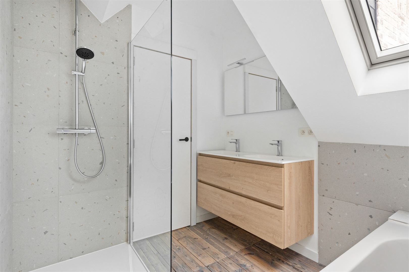 Energiezuinig gerenoveerde halfopen woning aan dorpsrand Kapellen. foto 14