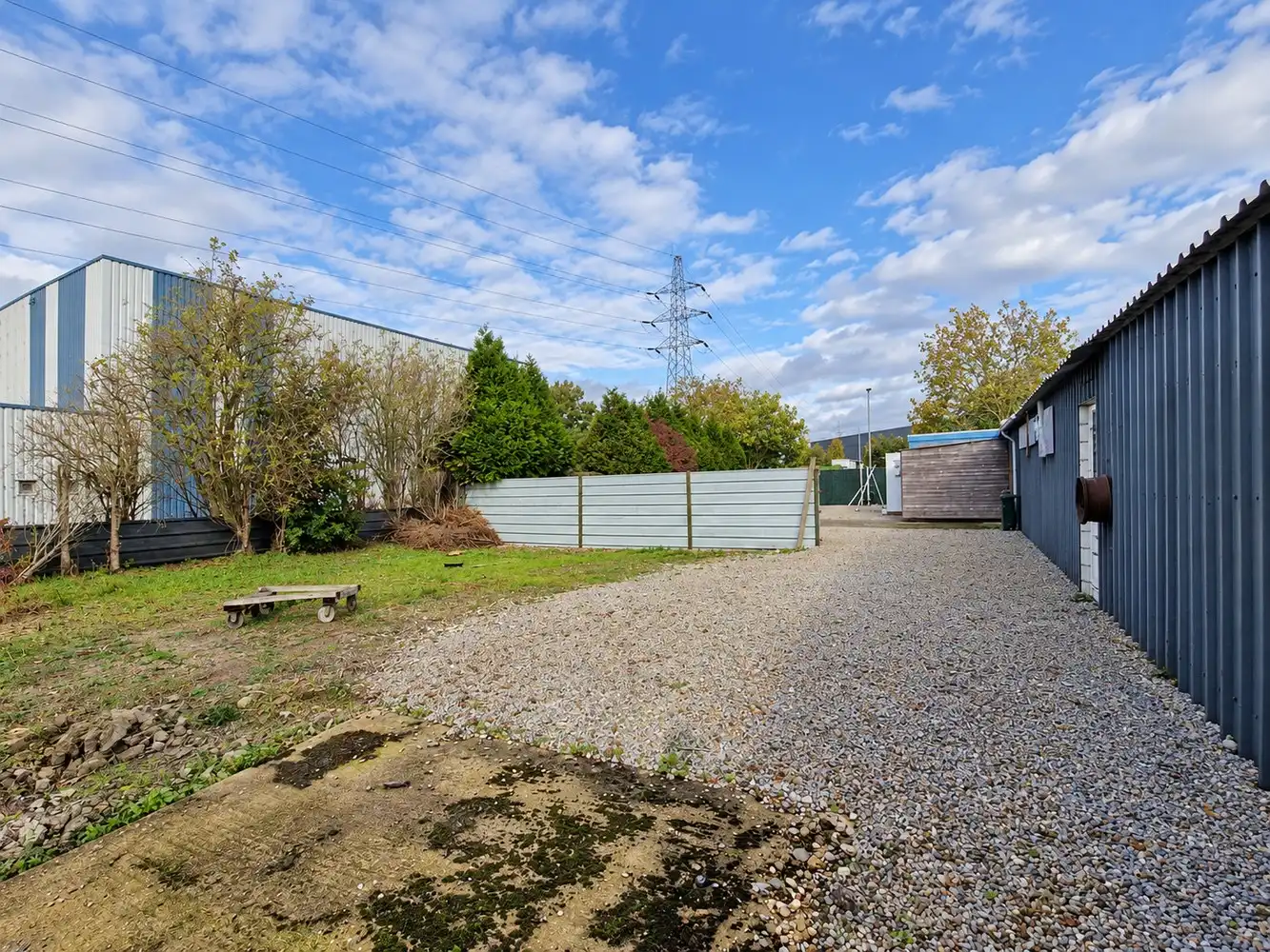 Te huur: Bedrijfsterrein van 600m² met bureauruimte in Lanaken foto 7
